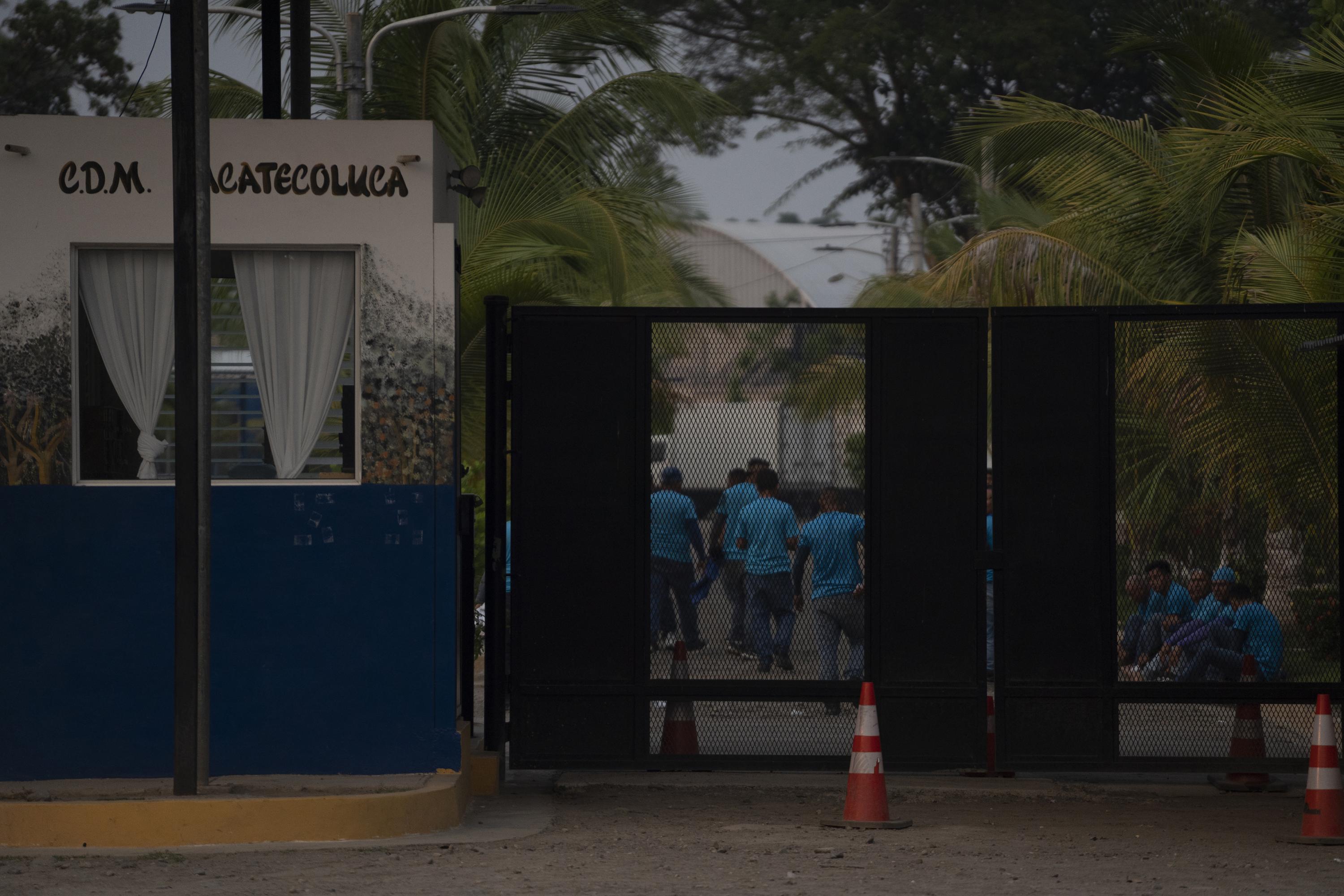 Después de bajar del camión que los transportó desde la playa Las Hojas, los reos de fase de confianza fueron registrados por el personal de seguridad del Centro de Detención Menor, el jueves 13 de abril de 2023. Foto de El Faro: Víctor Peña. 