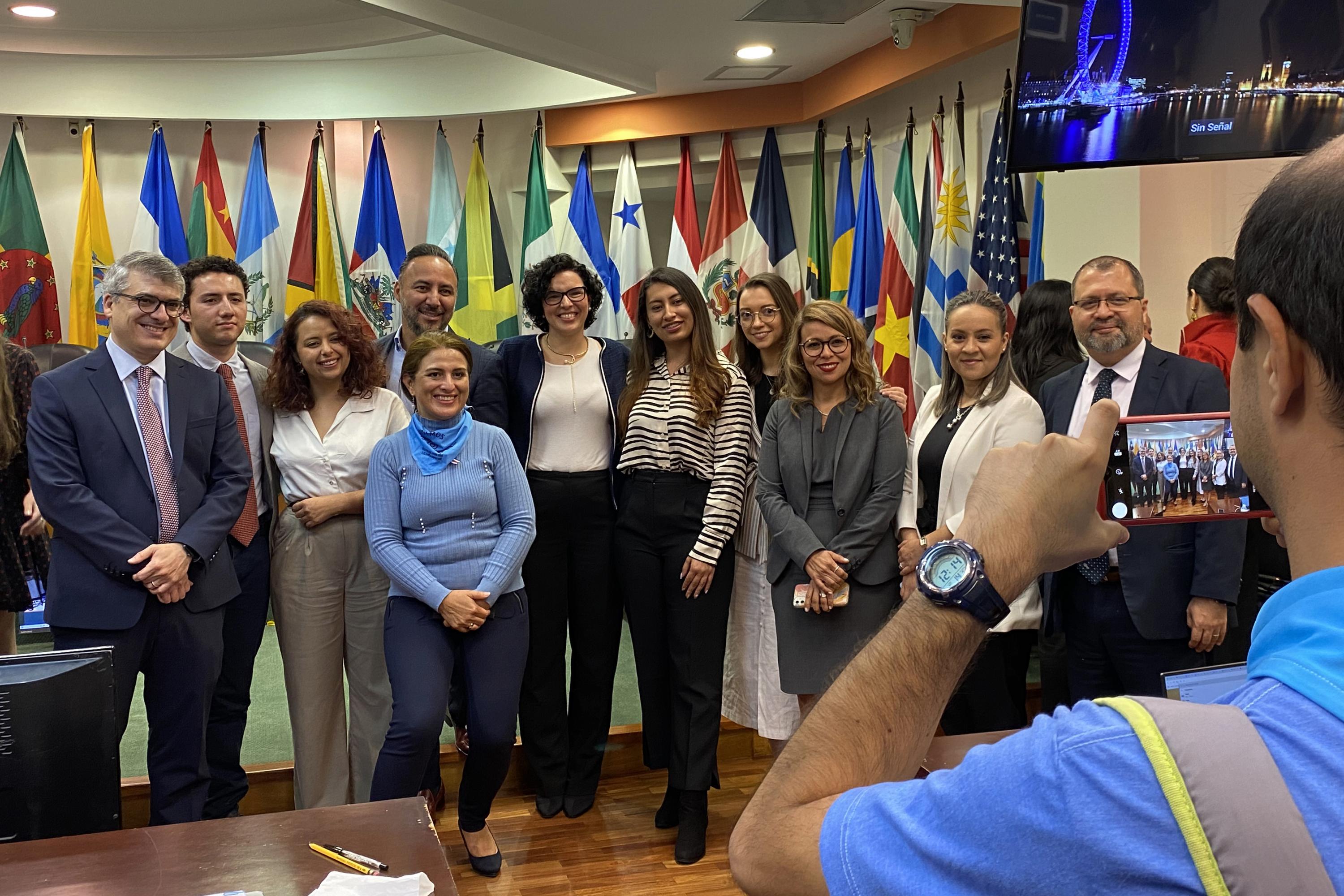 At the end of the second day of the hearings, El Salvador’s delegation, led by the president’s legal secretary, Conan Castro, posed with anti-abortion activists. The state’s advisors were a group of lawyers with experience in strategic litigation in the Inter-American Human Rights System who regularly argue against abortion. Photo: María Luz Nóchez/El Faro