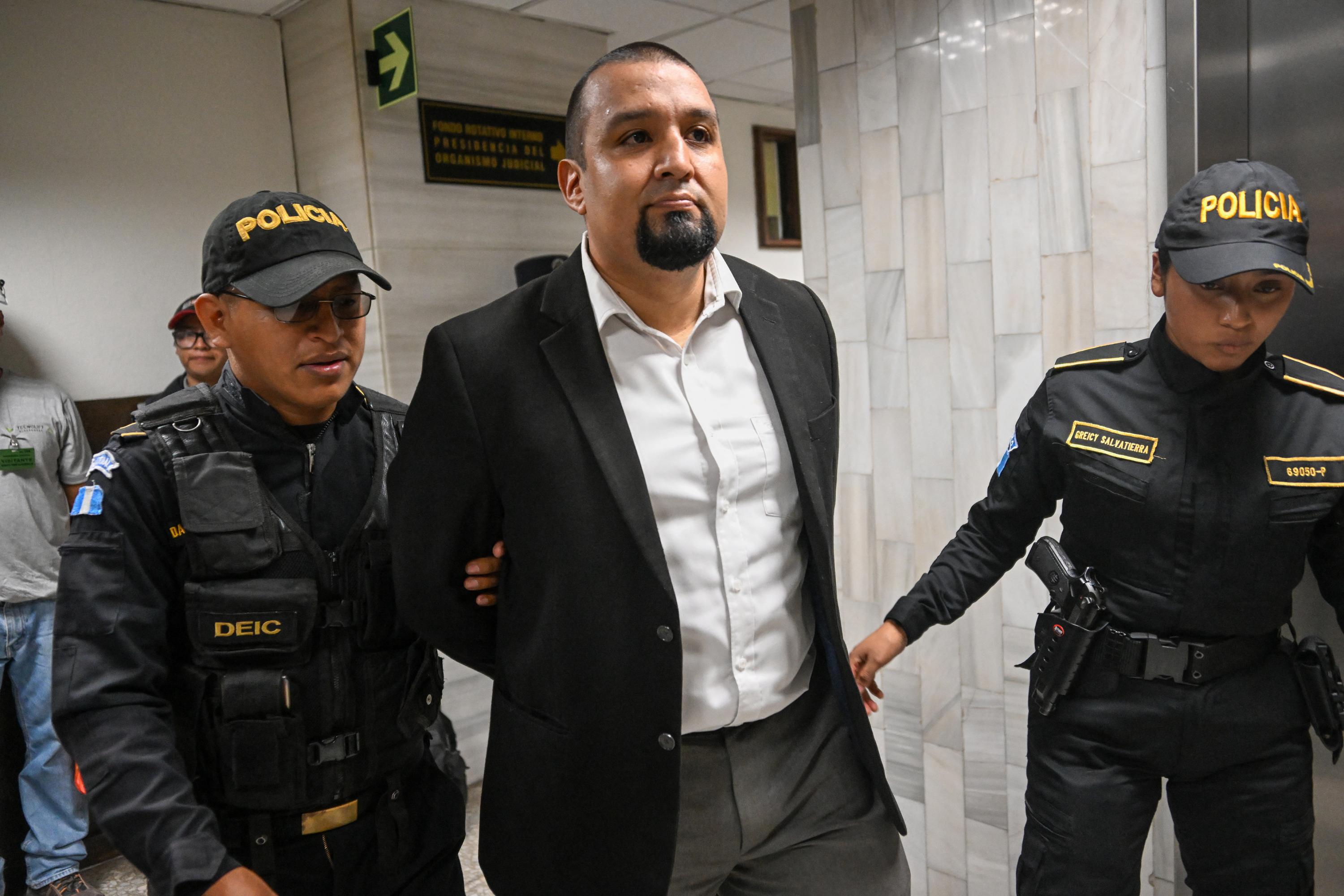 El abogado guatemalteco Francisco Solorzano (centro) antes de una audiencia en el Palacio de Justicia en la Ciudad de Guatemala, el 20 de abril de 2023. La policía guatemalteca arrestó a dos abogados del dueño de elPeriódico, que enfrentará un controvertido juicio por lavado de dinero. Foto de El Faro: Johan Ordóñez/ AFP.