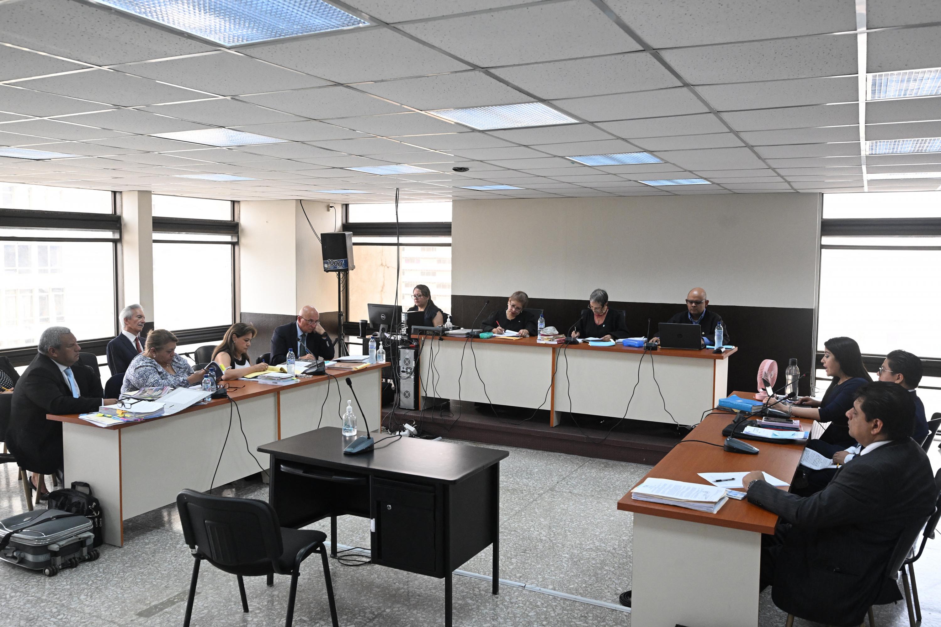 Vista general de la audiencia del periodista guatemalteco José Rubén Zamora (espalda-izq.), presidente del diario elPeriódico, en el Palacio de Justicia de Ciudad de Guatemala, tomada el 2 de mayo de 2023. Zamora, dueño del diario y preso desde julio pasado , es acusado por la Fiscalía de lavado de dinero y chantaje, cargos que asegura son una represalia por decenas de publicaciones sobre corrupción en el gobierno guatemalteco. Foto de El Faro: Johan Ordóñez/ AFP.