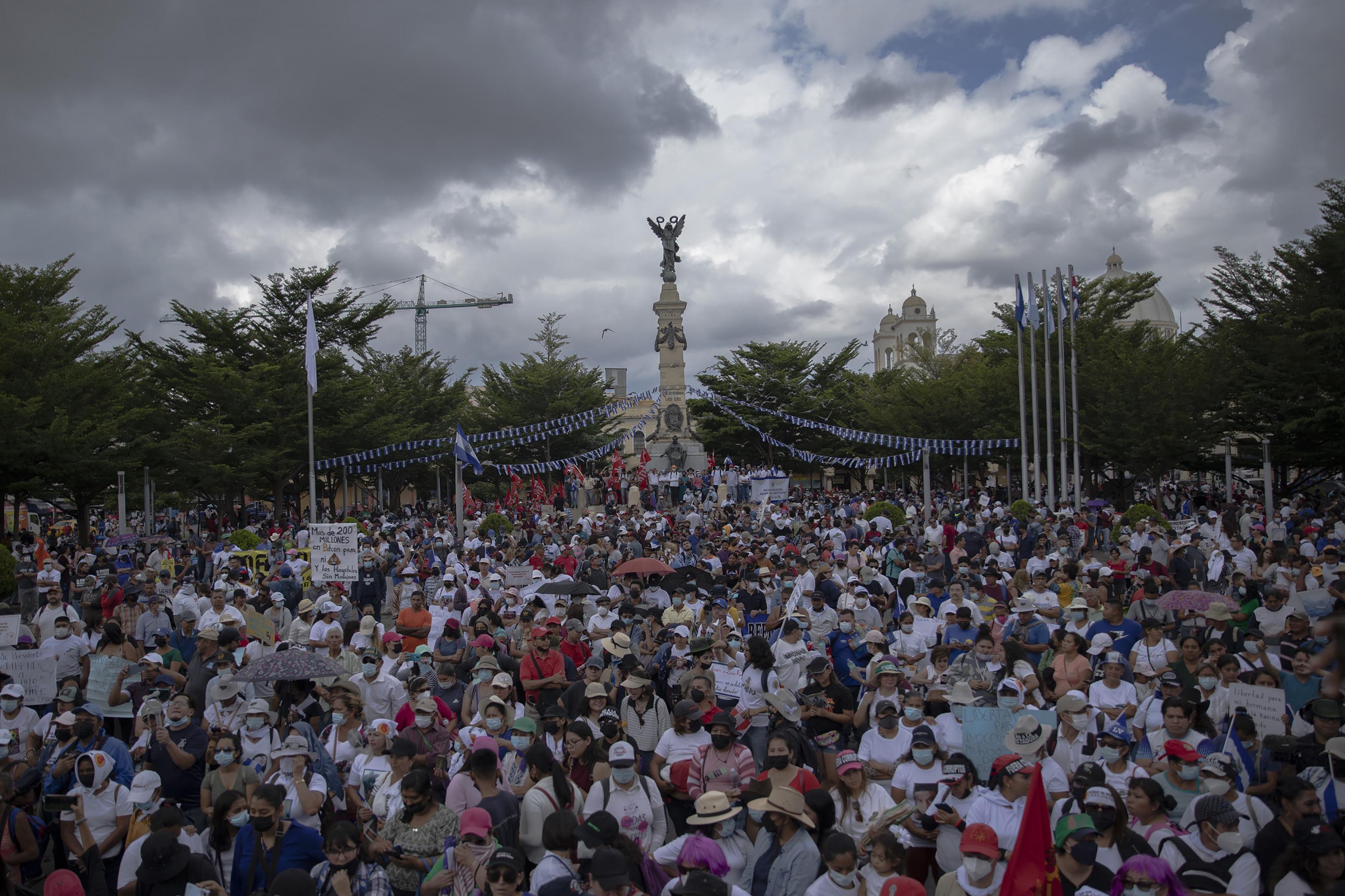 La marcha del 15 de septiembre de 2021, en la que miles de personas que protestaron en contra del gobierno de Bukele, finalizó en la Plaza Libertad. Diversas organizaciones se agruparon para gritar consignas en contra de los que ellos llamaron, 