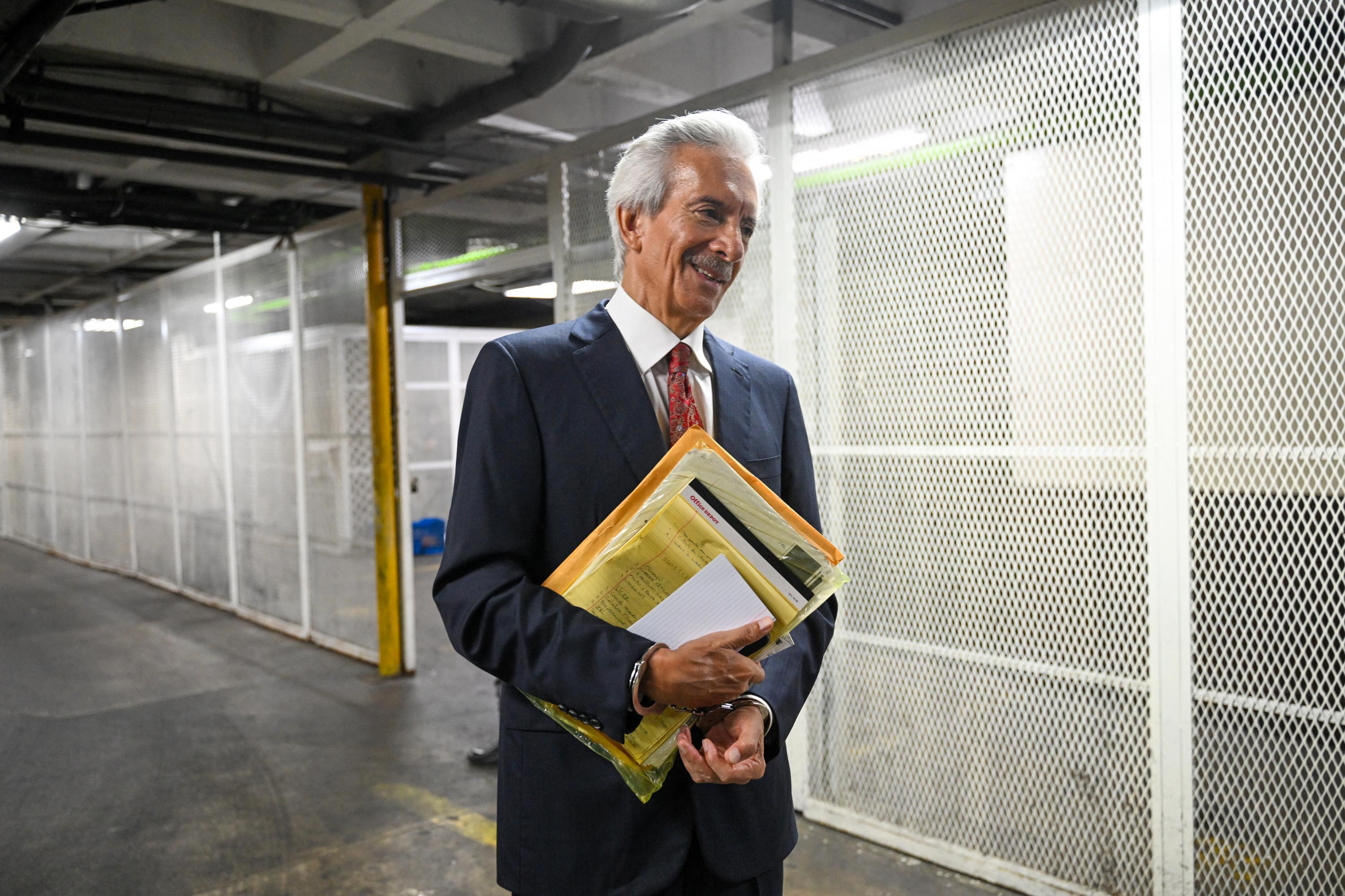 El periodista guatemalteco, José Rubén Zamora, presidente del diario elPeriódico, sale de una audiencia, en el Palacio de Justicia, de Ciudad de Guatemala, el 2 de mayo de 2023. Foto de El Faro: Johan Ordóñez/ AFP.