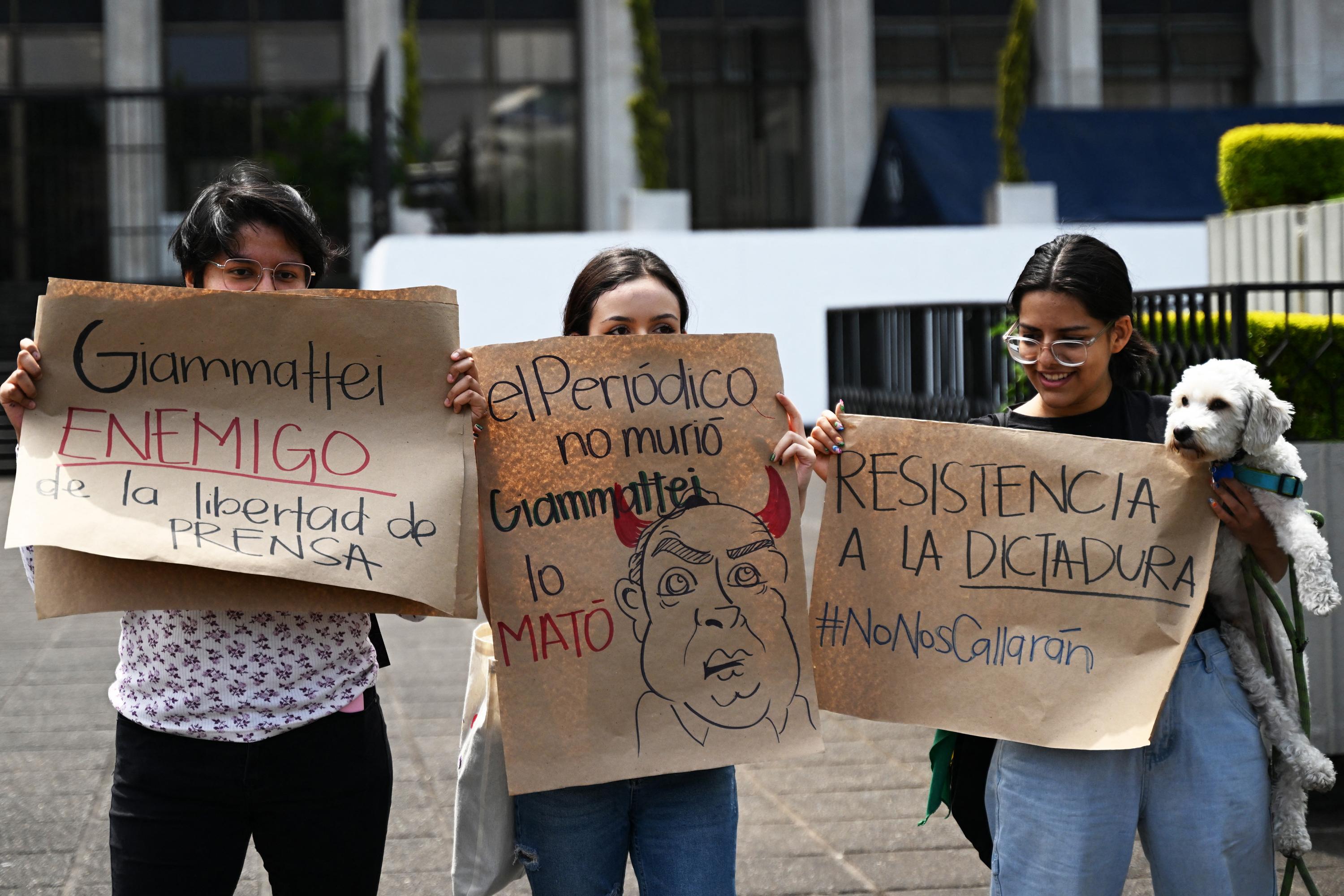Guatemaltecas participan en una manifestación contra el cierre de elPeriódico frente al Palacio de Justicia, en la Ciudad de Guatemala, el 15 de mayo de 2023. Foto de El Faro: Johan Ordóñez/ AFP.