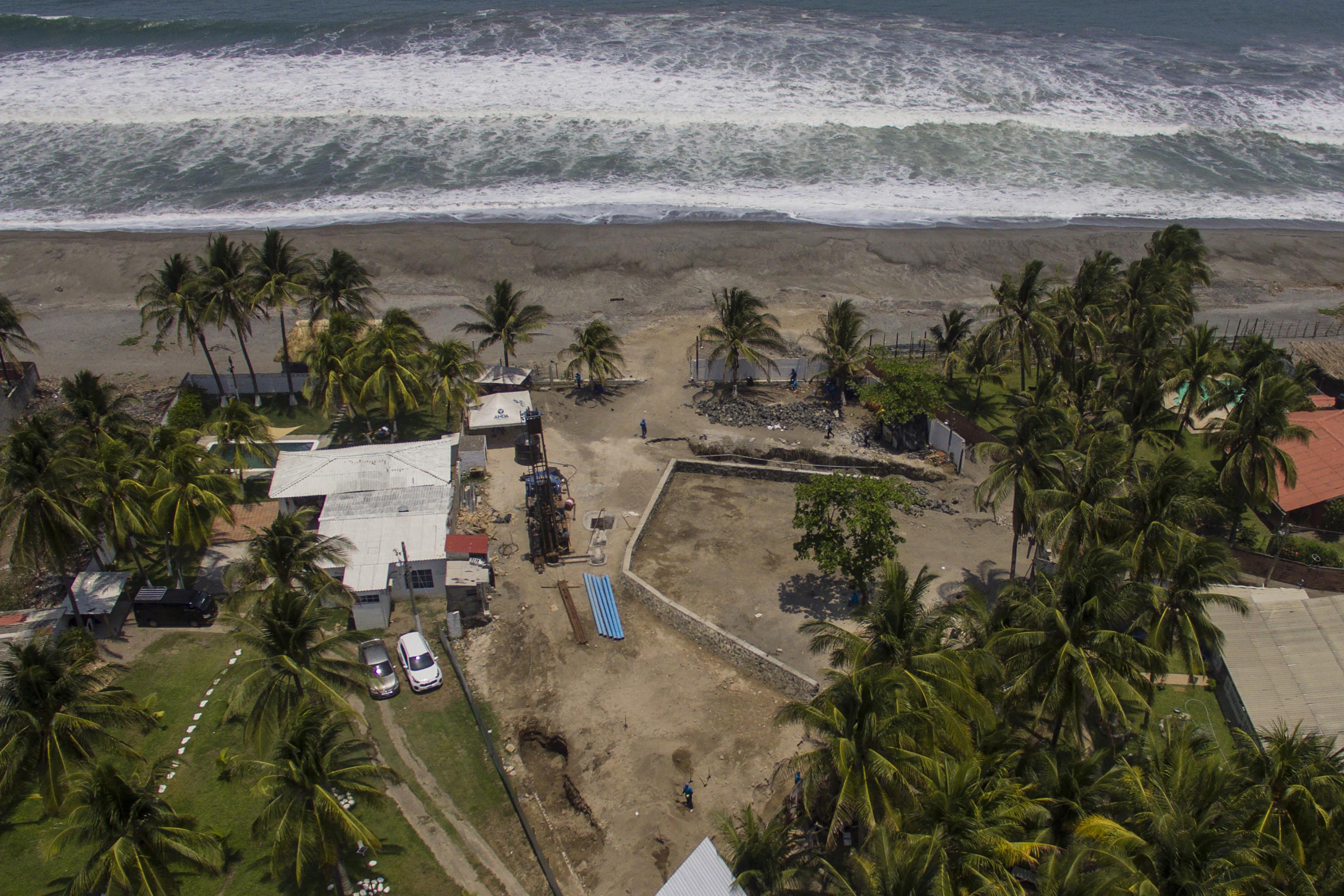 Terreno en playa Las Hojas, en el departamento de La Paz, donde reos de fase de confianza realizaron trabajos para beneficio privado.  Dos semanas después de la publicación al respecto, el terreno apareció inscrito a nombre de ANDA, tras ser donado. El Gobierno dice que es la construcción de una planta desalinizadora, y ha decretado secreto sobre el proceso. Foto de El Faro: Víctor Peña. 