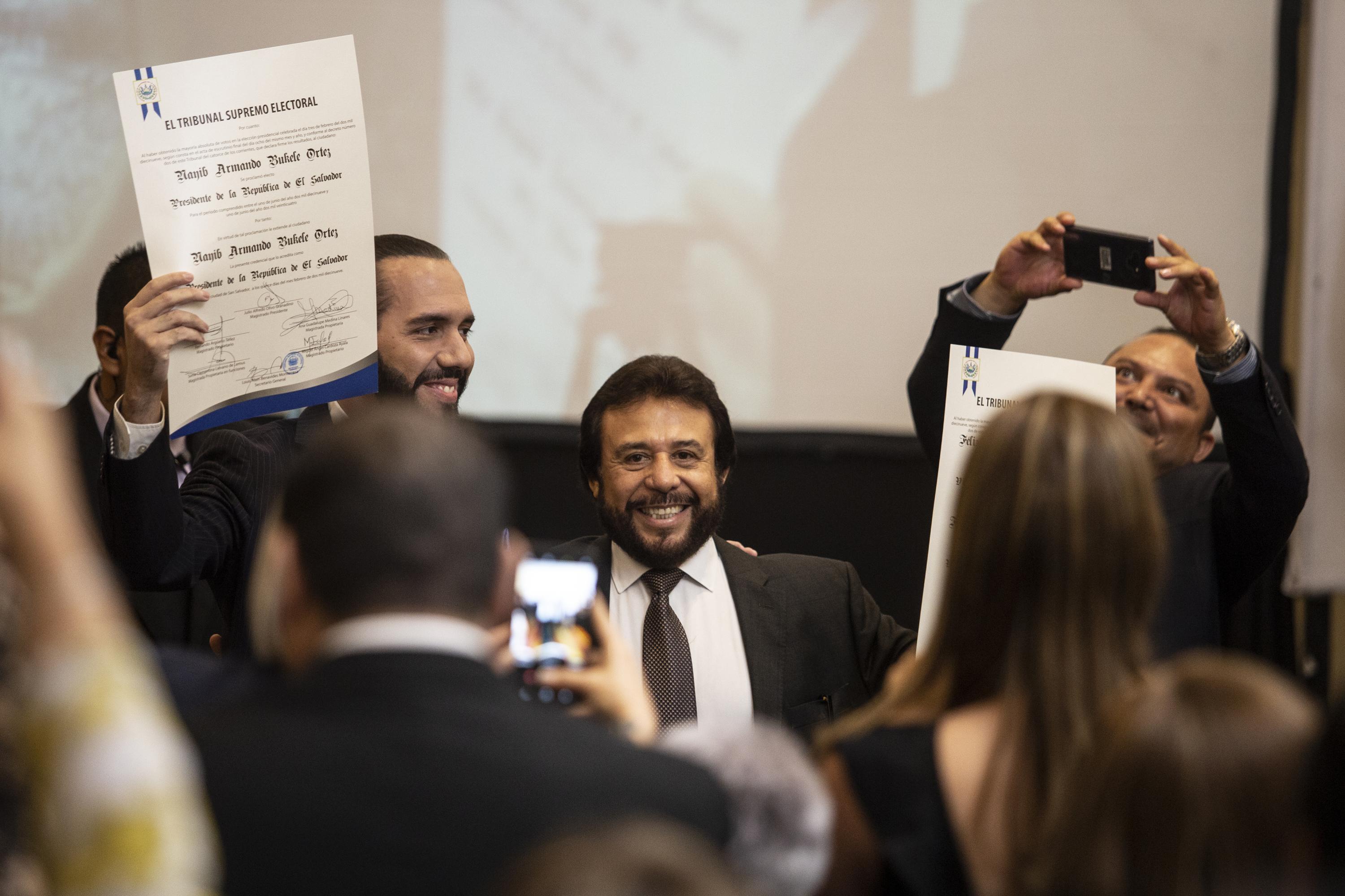 Félix Ulloa durante la entrega de credenciales a presidente y vicepresidente electo, en febrero de 2019. Ulloa acompaña a Bukele en la fórmula presidencial con la que de manera ilegal buscan la reelección. Foto de El Faro: Víctor Peña. 