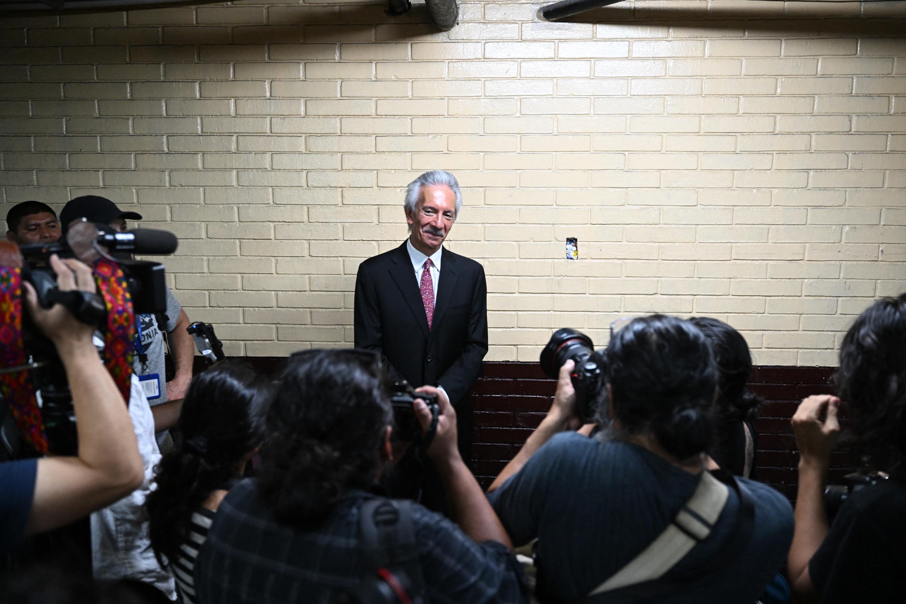 El periodista guatemalteco José Rubén Zamora, presidente de ElPeriódico, es rodeado por la prensa después de haber sido sentenciado a seis años de prisión por el delito de lavado de dinero, el 14 de junio de 2023. Foto de El Faro: Johan Ordóñez/ AFP.