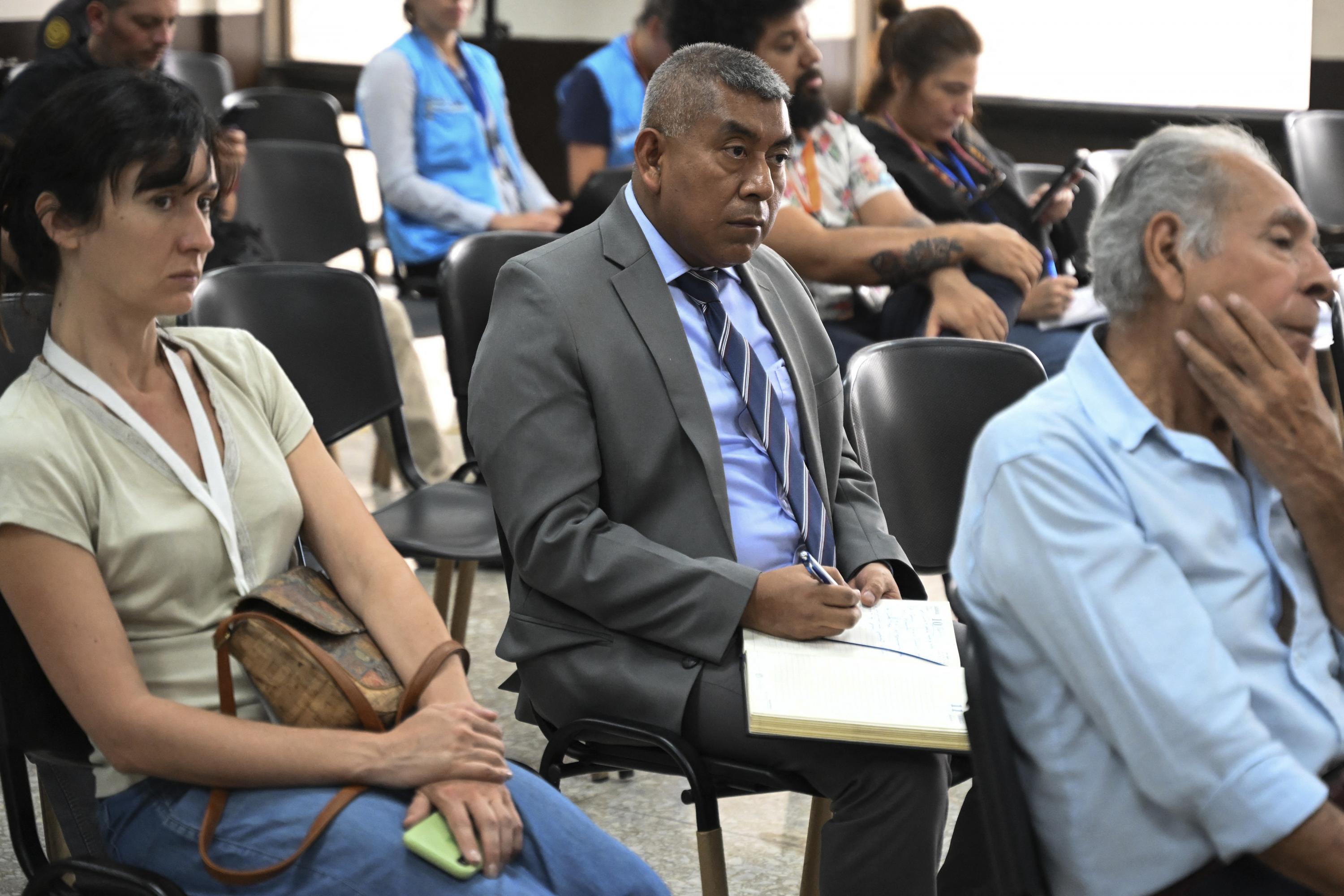 Rafael Curruchiche (centro), Jefe de la Fiscalía Especial contra la Impunidad (FECI) de Guatemala, asiste a la audiencia del periodista guatemalteco, José Rubén Zamora, presidente de El Periódico, en el Palacio de Justicia de la Ciudad de Guatemala el 30 de mayo de 2023. El La Fiscalía de Guatemala pidió imponer una pena de 40 años de prisión a Zamora, periodista muy crítico del gobierno, y que su juicio ha sido un atentado directo a la libertad de prensa en Guatemala. Foto de El Faro: Johan Ordóñez/ AFP.