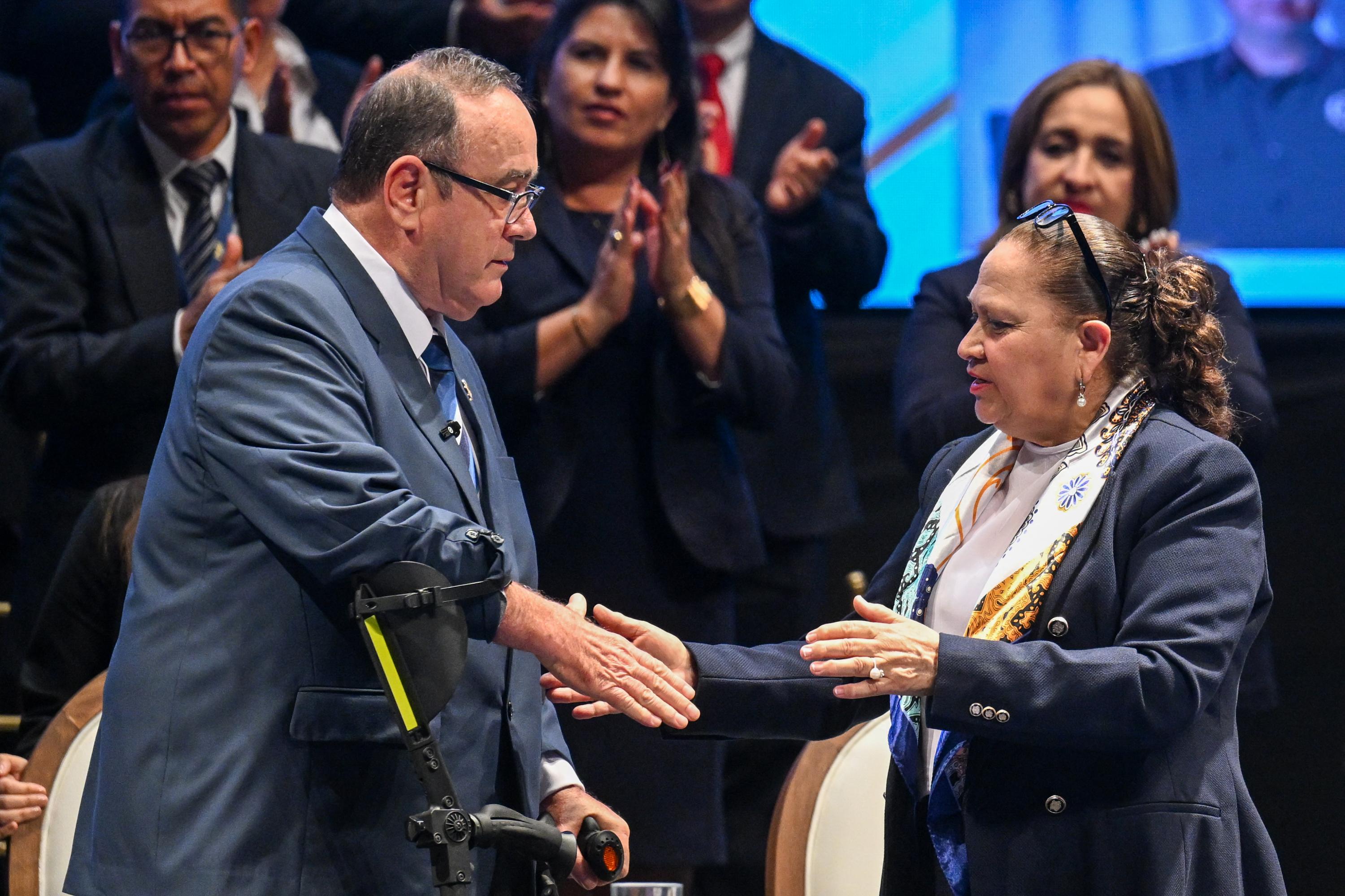 Alejandro Giammattei, junto a Consuelo Porras en la ceremonia de entrega del informe anual de ésta el 17 de mayo de 2023. En 2021 Estados Unidos incluyó a Porras en la Lista Engel luego de que destituyera a Juan Francisco Sandoval, entonces titular de la Fiscalía Especial contra la Impunidad y considerado por Washington como un 