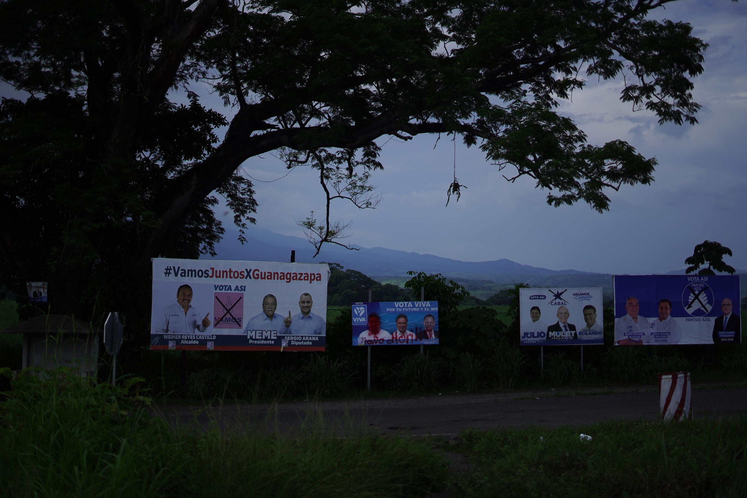 Un total de 9 mil 814 candidatos intentan buscar un cargo en las elecciones guatemaltecas del 25 de junio. Una inscripción muy baja si se compara con la competencia de 2019, cuando hubo más de 35 mil inscripciones de candidatos en todo el país. La propaganda con múltiples ofertas electorales abarrota la mayoría de carreteras del interior de Guatemala, como esta escena sobre el desvío al municipio de Guanagazapa, en el departamento de Escuintla.