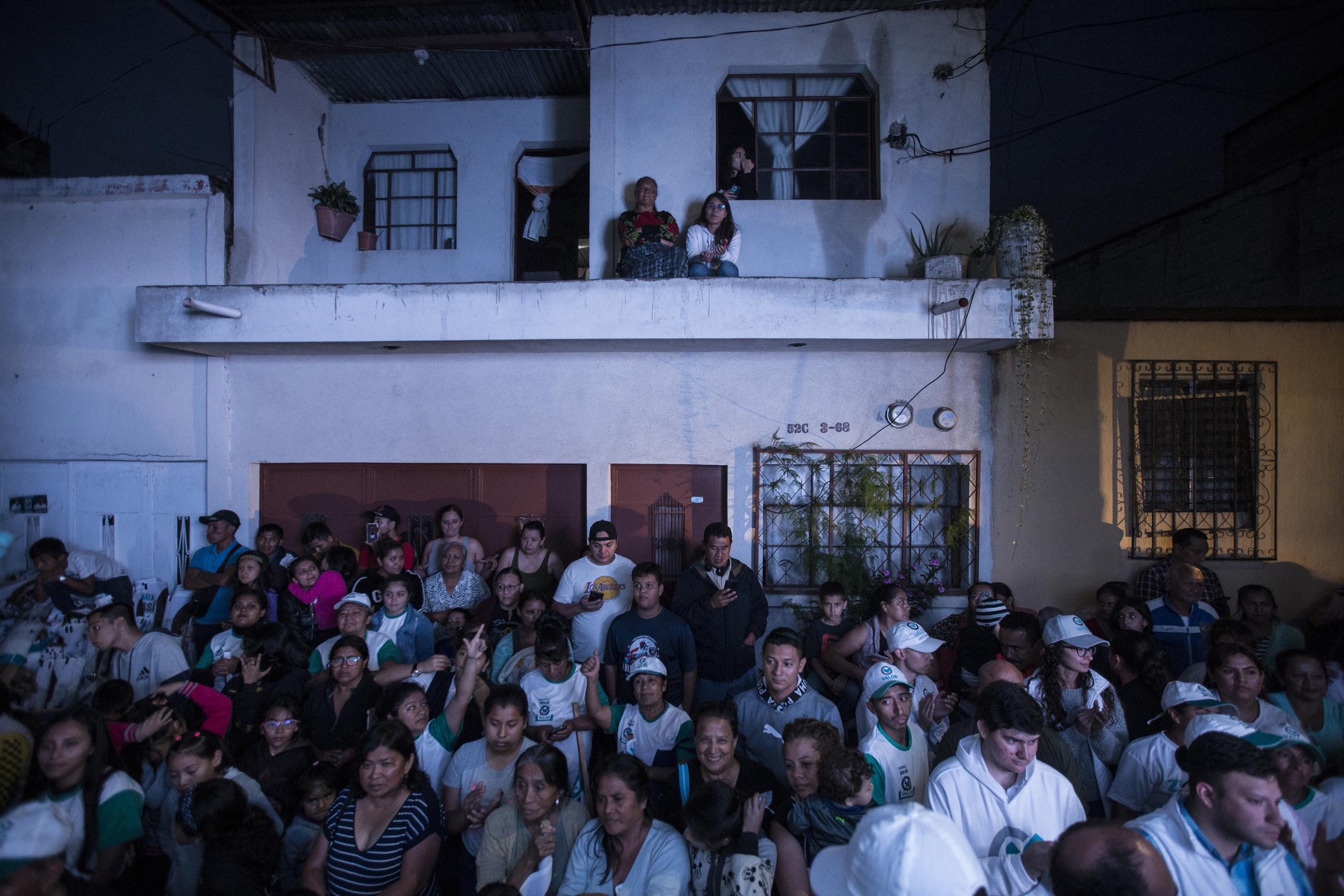 Habitantes de la colonia Villa Lobos 2, del municipio de Villa Nueva,  participan del cierre de campaña de Zury Ríos, la candidata presidencial por el partido Valor e hija del exdictador Efraín Ríos Montt, juzgado por genocidio.  La noche del 21 de junio, Ríos prometió fuerzas de tarea entre el Ejército y la Policía Nacional Civil “para que la ley se aplique”. Además prometió la instalación de centros de protección de violencia para los jóvenes, donde tendrán valores, deportes, música, libros y Play Station. Esta comunidad sumergida en la Zona 12 de la capital,  y  con una profunda crisis de violencia y carencias en los servicios básicos, asistió a un discurso donde la candidata les advirtió que, a la hora de votar, “estarán solos ante los ojos de Dios”.