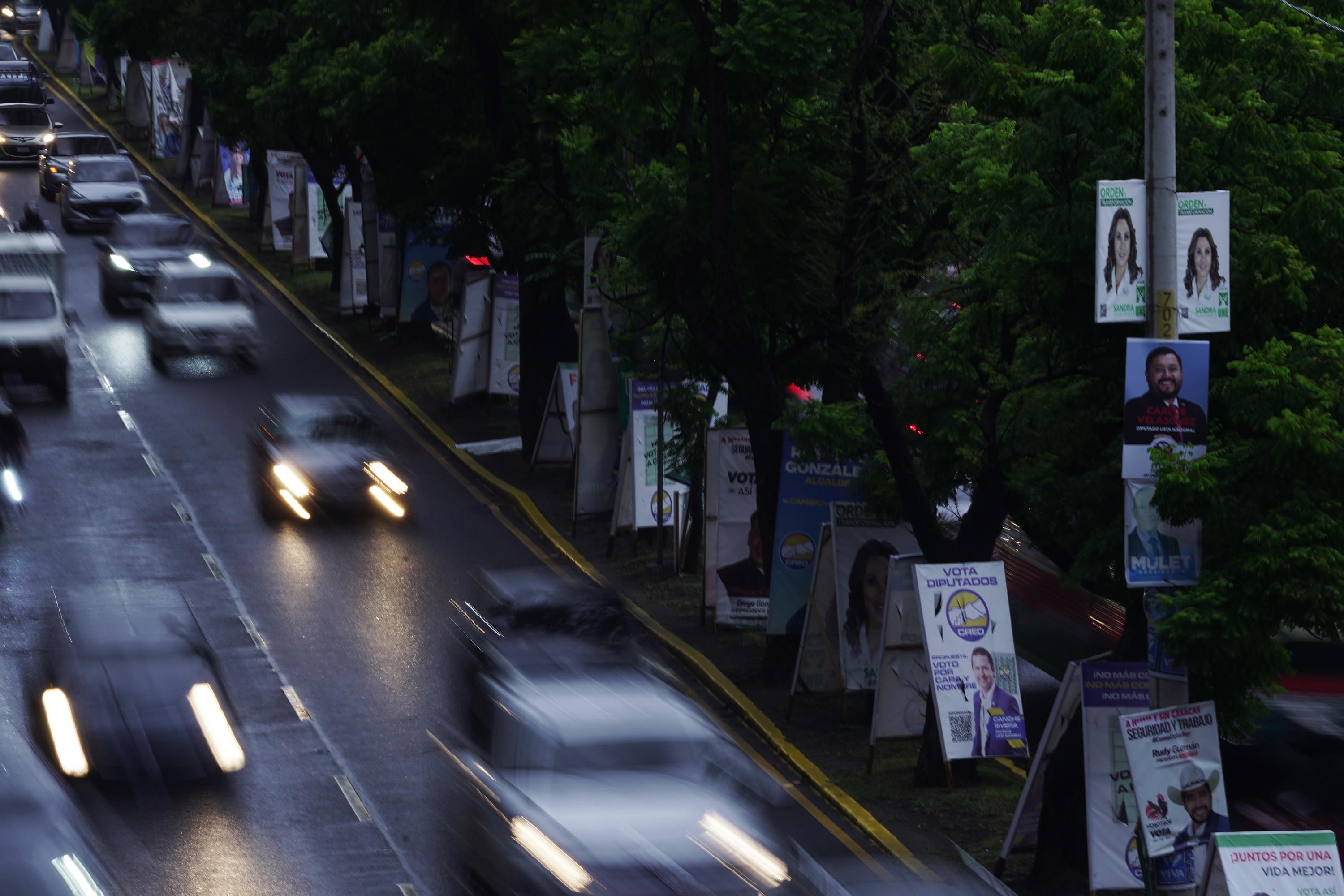 A lo largo del bulevar Liberación y la Calzada Roosevelt,  cientos de carteles abarrotan el recorrido con los múltiples candidatos que buscan un cargo público en las elecciones del 25 de junio. Armazones de hierro y plástico que abonan al ruido visual y la contaminación que ya genera la pesada carga vehicular de la Ciudad de Guatemala.