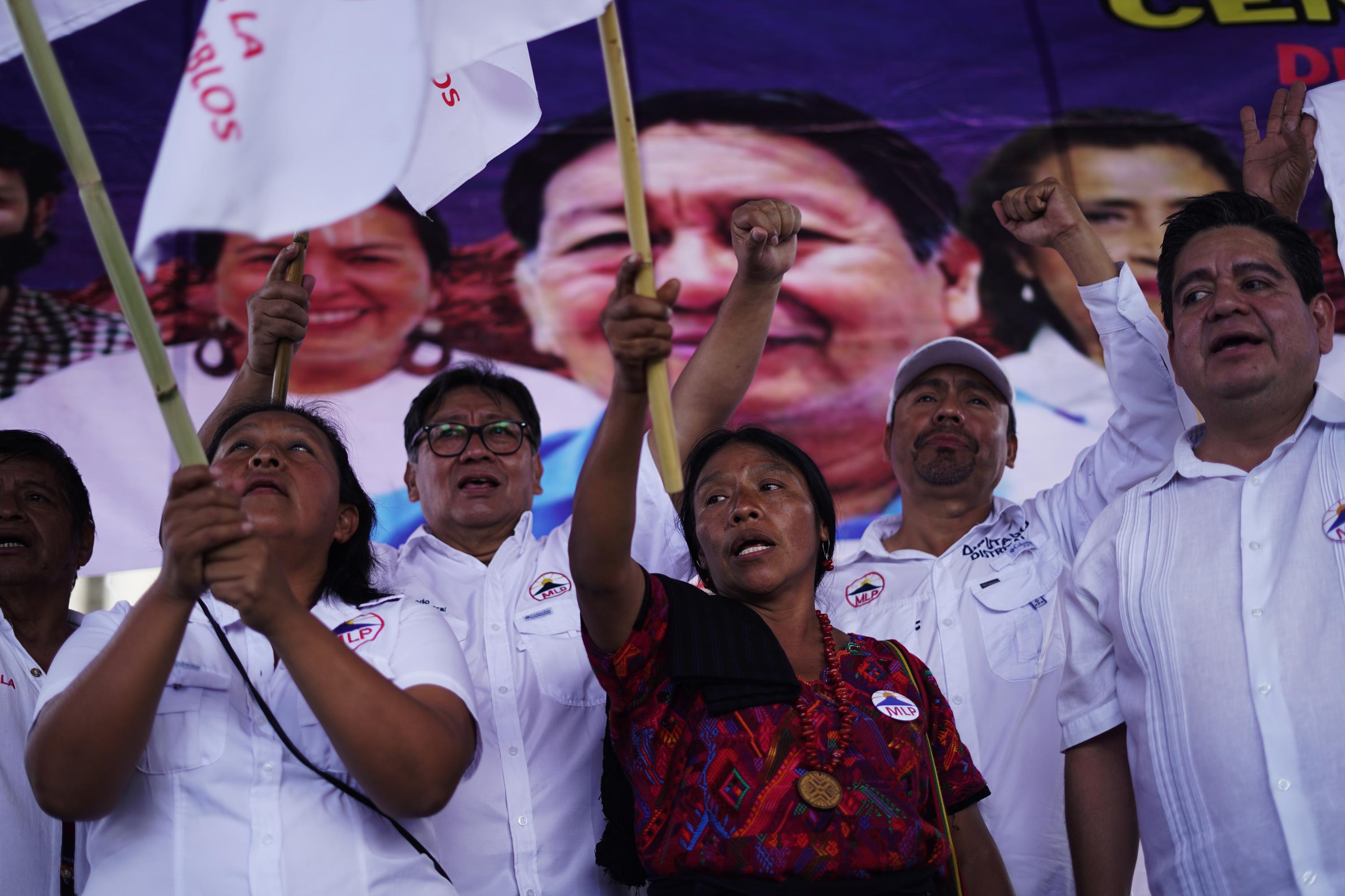 Thelma Cabrera, lideresa indígena de la etnia Mam, participa en el cierre de campaña del Movimiento para la Liberación de los Pueblos (MLP), en la Plaza de la Constitución, de la Ciudad de Guatemala,  la mañana del jueves 22 de junio. En enero de 2023, el Tribunal Supremo Electoral negó la inscripción a la  candidatura presidencial de Cabrera por ataques legales a Jordán Rodas, su candidato a la vicepresidencia y exprocurador de Derechos Humanos. “Hemos roto el silencio y hemos saltado el cerco mediático. En este país se inscribe a criminales que violan la Constitución y la ley electoral. Con el bloqueo de mi candidatura querían desaparecer nuestro instrumento político y no lo lograron”, sentenció Cabrera en su discurso.