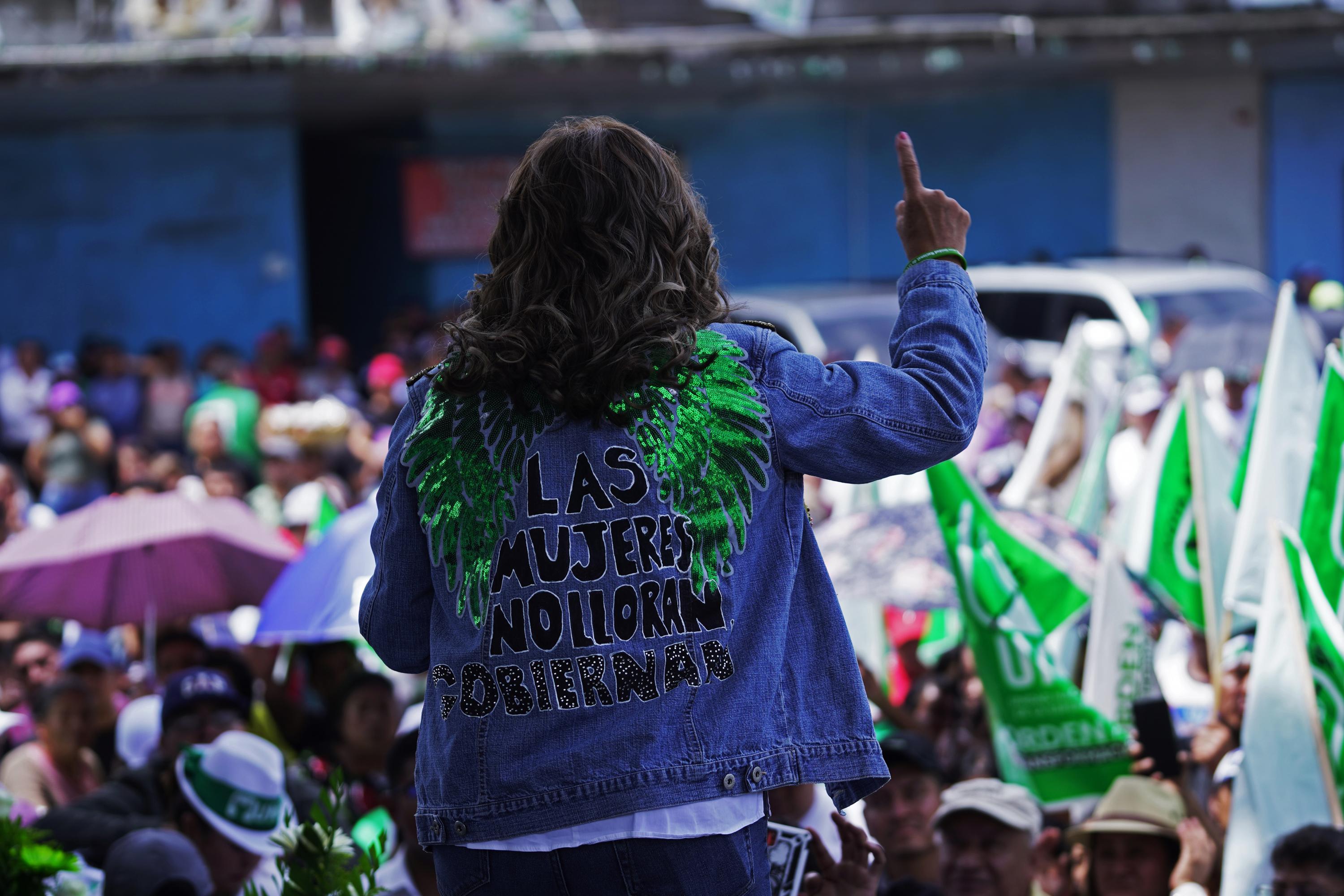 La candidata del partido UNE, Sandra Torres, vuelve a buscar la presidencia tras perder en segunda vuelta las dos últimas elecciones. Torres, pese a haber enfrentado en los últimos años cargos de corrupción, goza de una gran aceptación en el interior del país y encabeza las encuestas, que la colocan de nuevo en la pelea de la segunda vuelta. La mañana del viernes 23 de junio, Torres recorrió el mercado La Terminal, donde más de 45 mil vendedores mostraron su apoyo y a quienes prometió la construcción de una escuela y un centro de salud para todos los comerciantes.