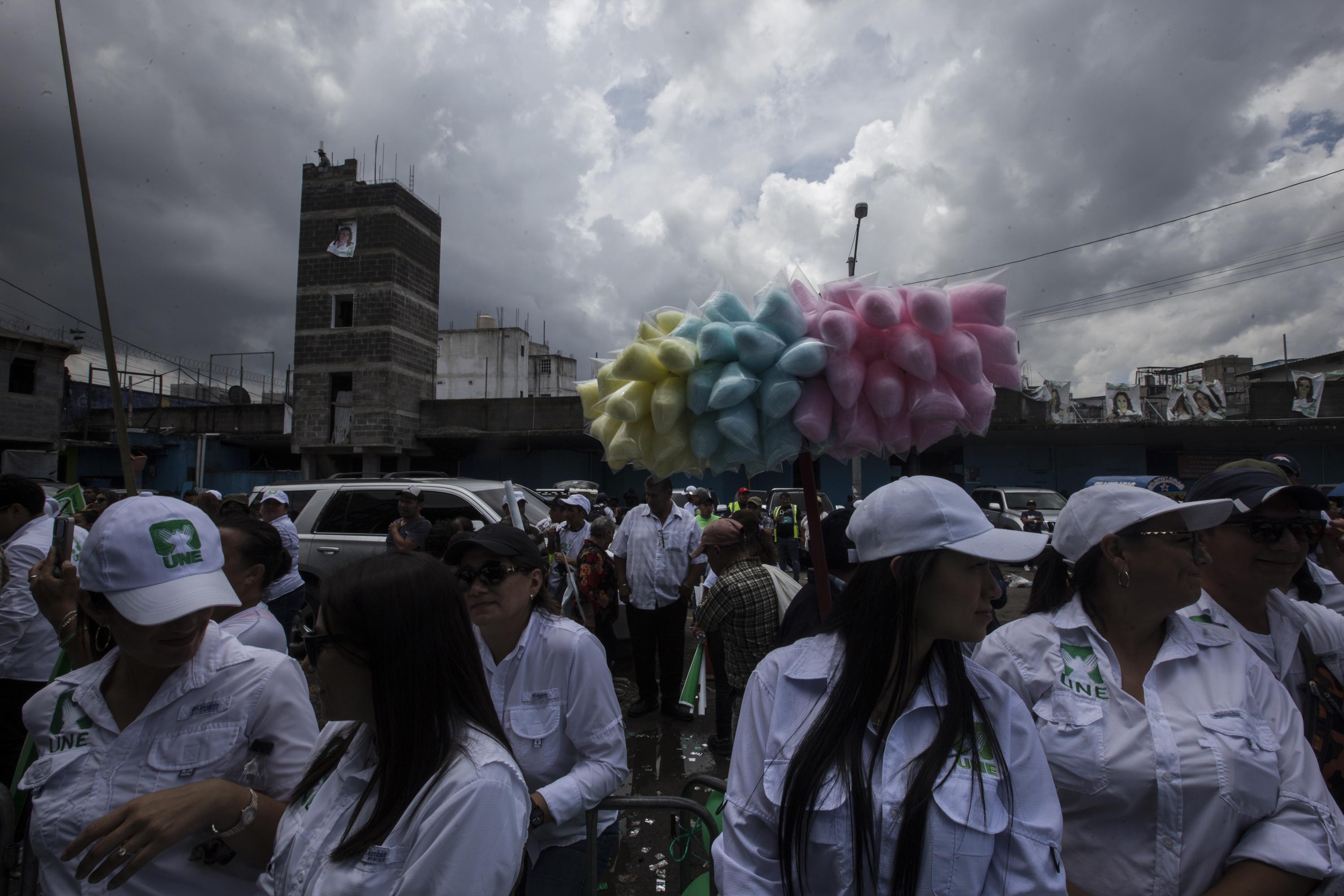 Seguidoras de Sandra Torres esperan su llegada al mercado La Terminal, la central de abastos más grande de Guatemala, donde la candidata del partido UNE cerró su campaña electoral, la mañana del viernes 23 de junio, día en que también comenzó el silencio electoral para todos los partidos.