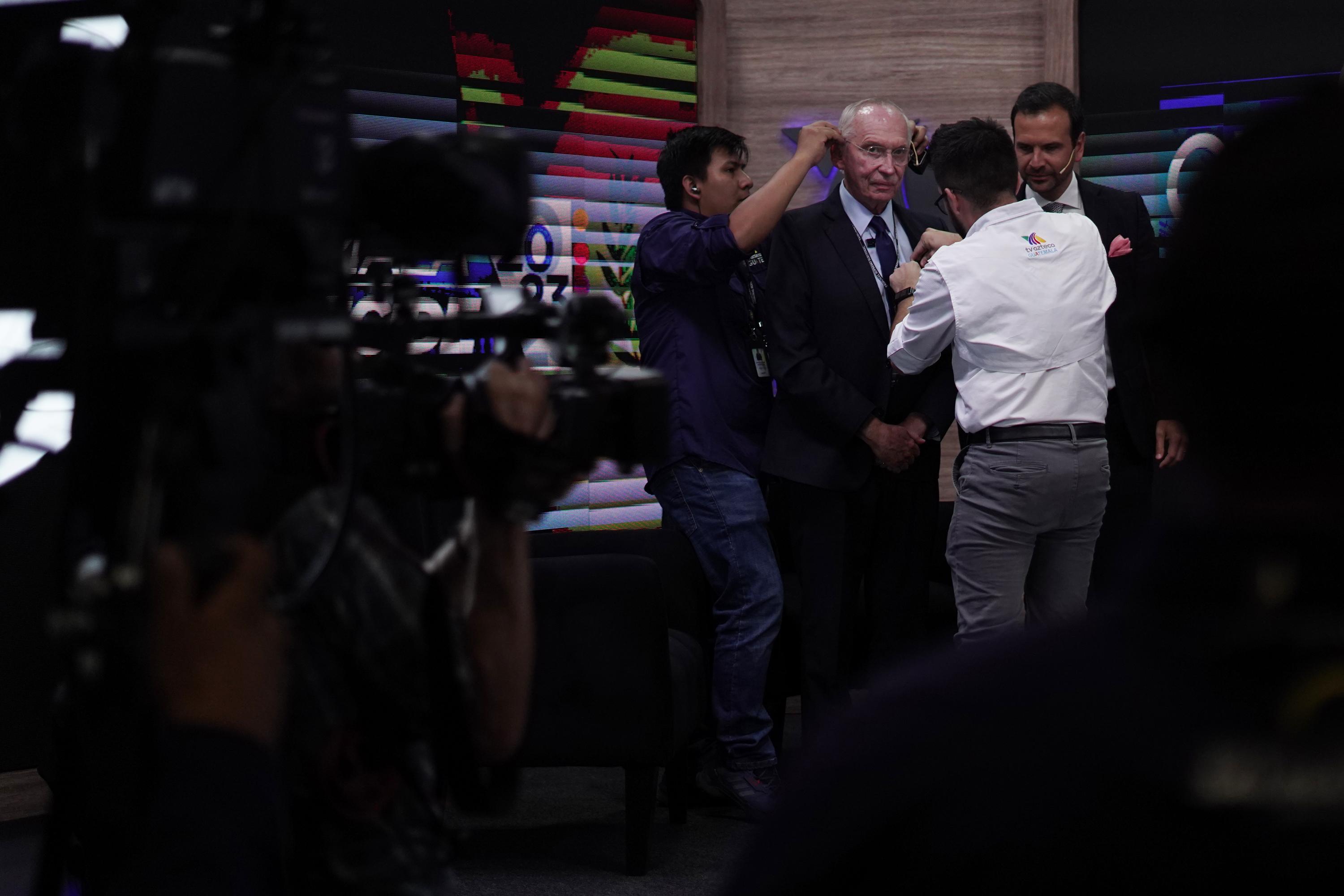 Edmond Mulet, del partido Cabal y uno de los que encabezaba las encuestas, no logró llegar a la segunda vuelta por la Presidencia de Guatemala. En la imagen, Mulet participa de una entrevista televisiva al final de la jornada electoral, en la sede del Tribunal Supremo Electoral donde se llevaba acabo el conteo de votos. Foto de El Faro: Víctor Peña.