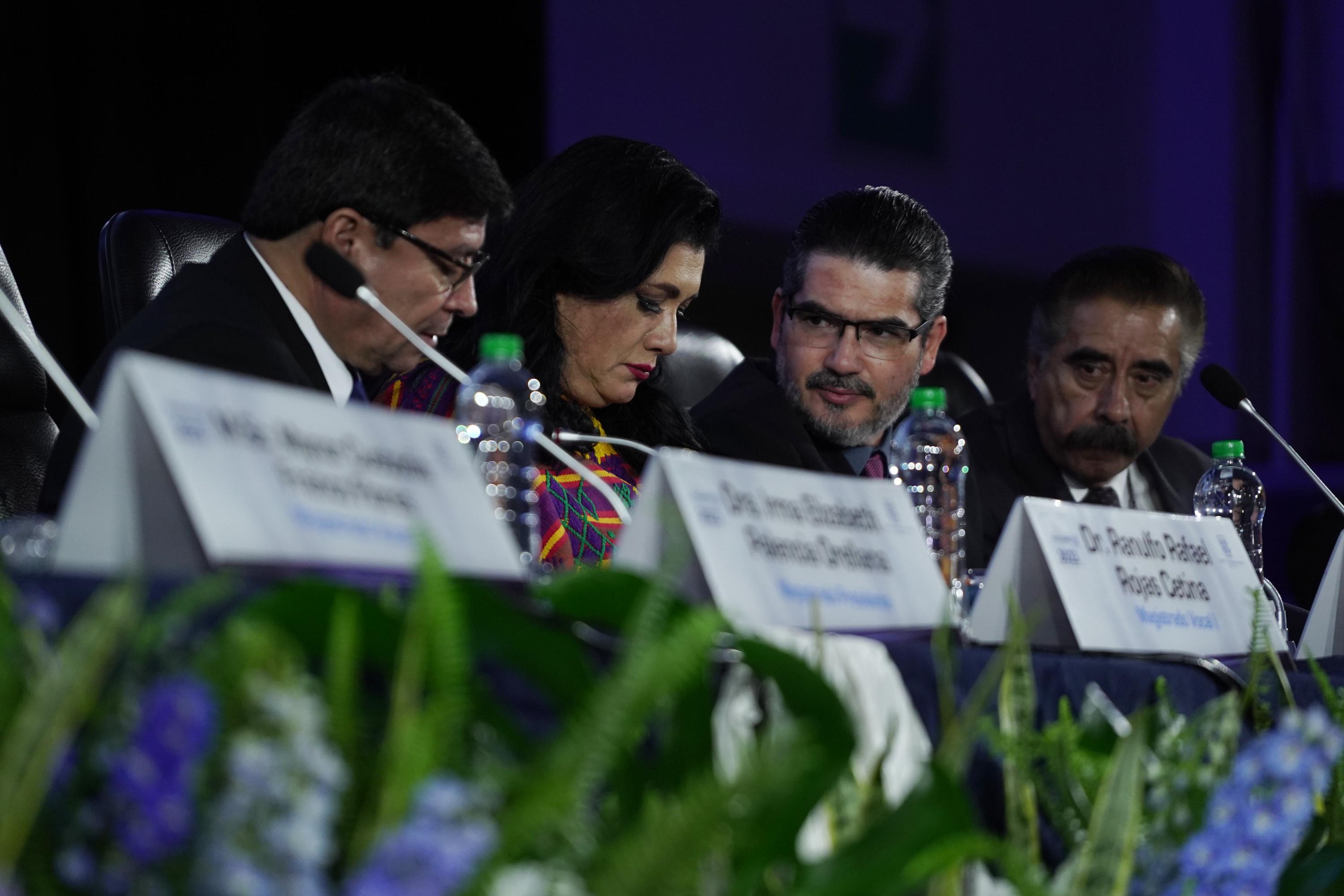 Magistrados del Tribunal Supremo Electoral de Guatemala ofrecen conferencia de prensa para anunciar los primeros datos da las elecciones guatemaltecas, la noche del domingo 25 de junio. Al centro, la magistrada Blanca Alfaro, quien hace uno denunció los sobornos por parte del presidente Alejandro Giammatei a varios magistrados. Foto de El Faro: Víctor Peña. 