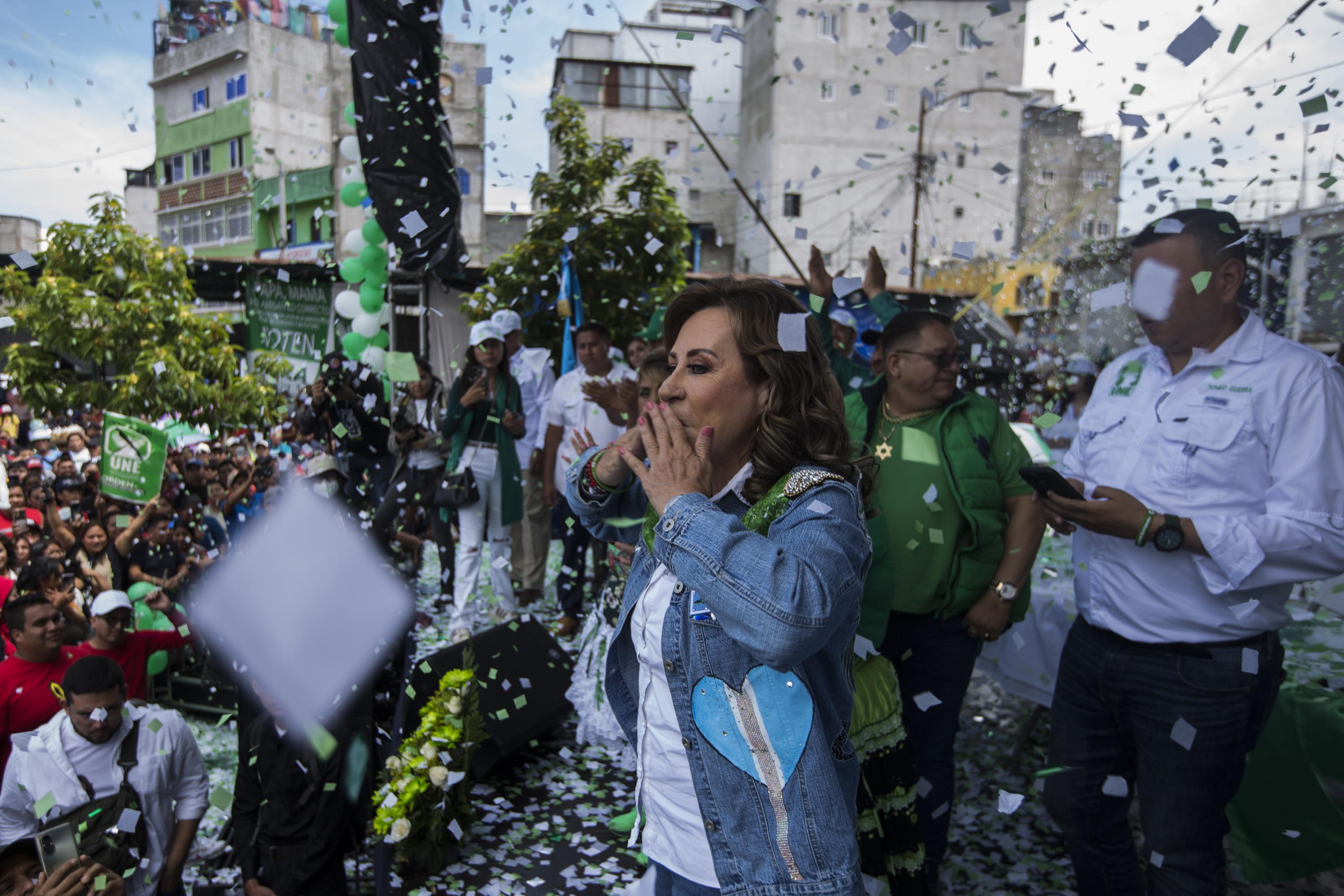 Sandra Torres encabezó los resultados y disputará por tercera vez una segunda vuelta para buscar la Presidencia de Guatemala. En la imagen, Torres participa del cierre de campaña, en el mercado La Terminal, la central de abastos más grande de Guatemala. Foto de El Faro: Víctor Peña. 