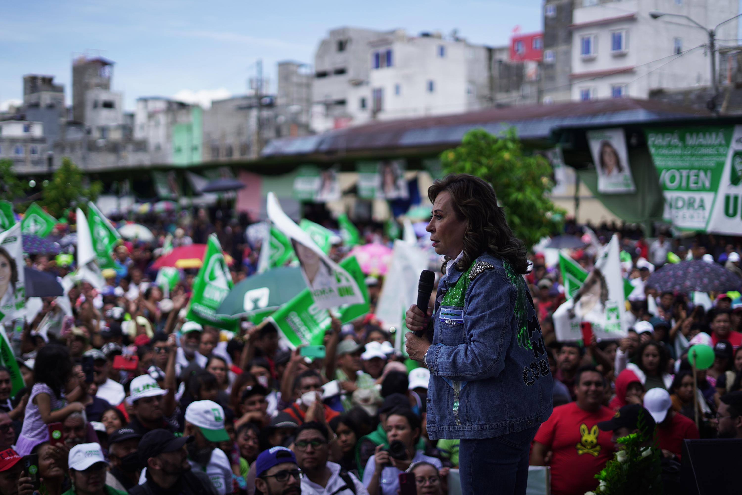 Sandra Torres, candidata del partido UNE, durante su cierre de campaña, en el mercado La Terminal, en la Zona 4 de la Ciudad de Guatemala. Torres encabezó los resultados de la primera vuelta en las presidenciales guatemaltecas. Foto de El Faro: Víctor Peña. 