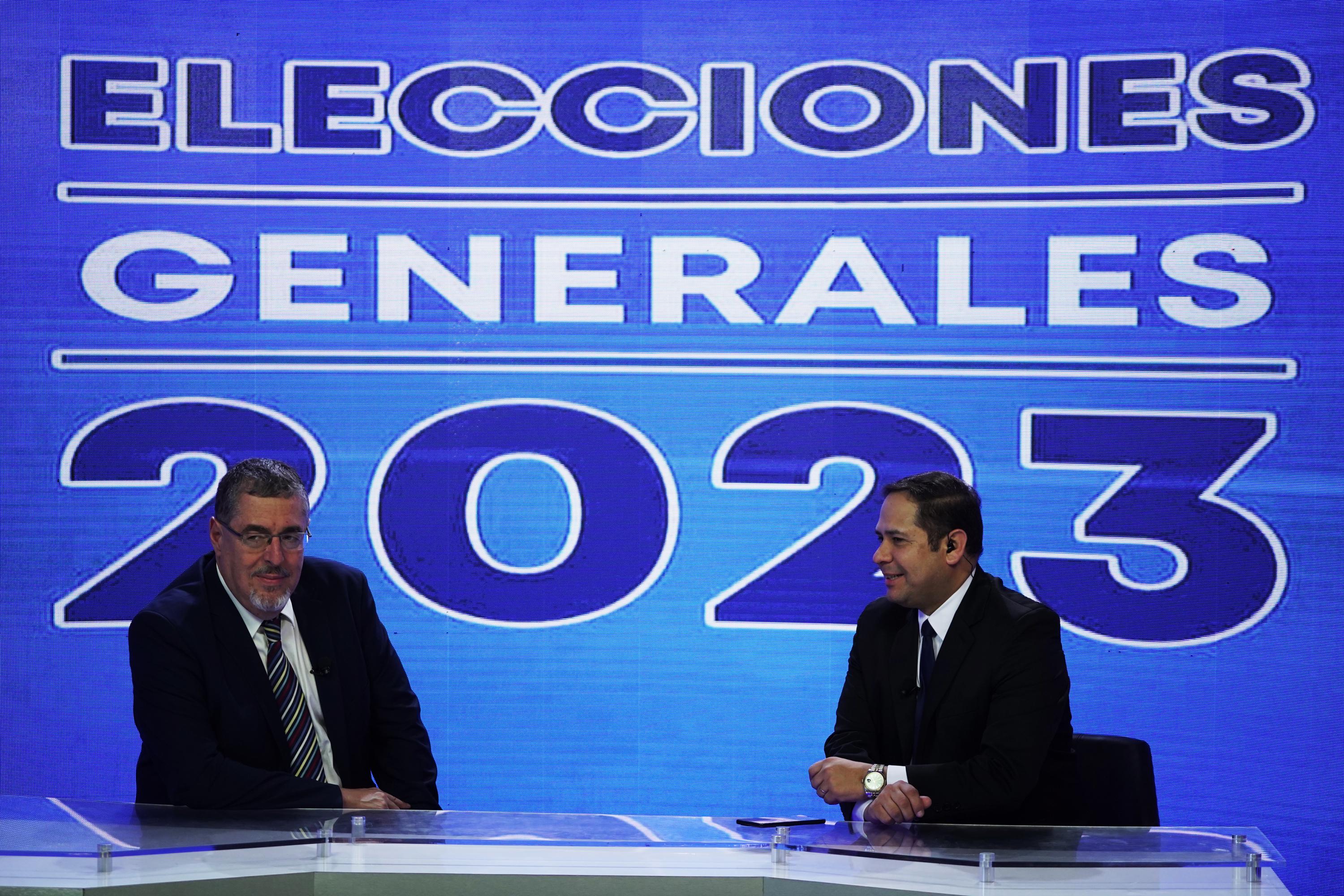 Bernardo Arévalo, candidato presidencial por el partido Semilla, durante una maratón de entrevistas televisivas mientras se realiza el conteo oficial de los votos, en la sede del Tribunal Electoral de Guatemala, en el hotel Tikal Futura. Foto de El Faro: Víctor Peña. 