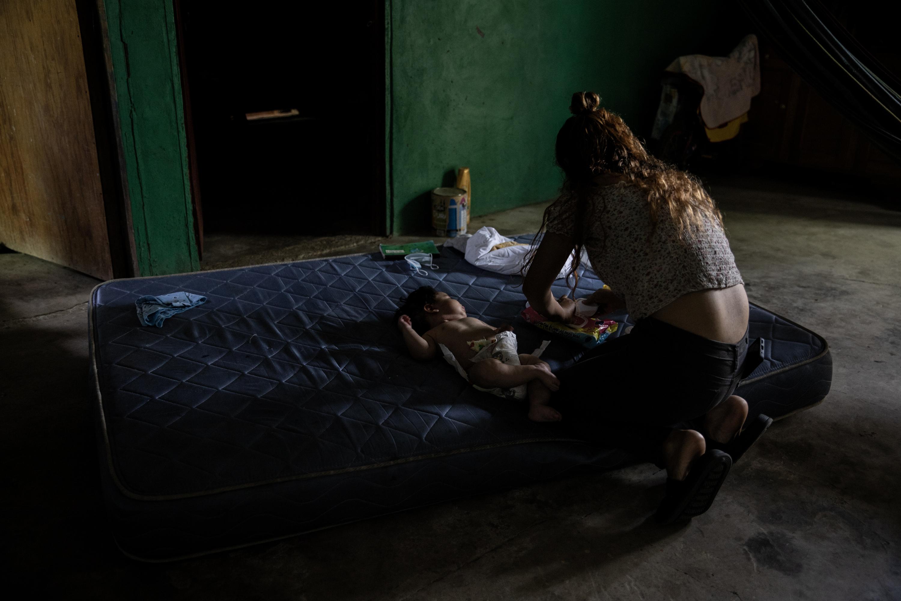 Al momento de nacer, Andrés estaba “amarillito”, dice su madre, razón por la que quedó ingresado en el hospital Jorge Mazzini. De regreso en la granja penitenciaria de Izalco, padeció gripes y escabiosis y no recibió atención médica. Foto de El Faro: Carlos Barrera