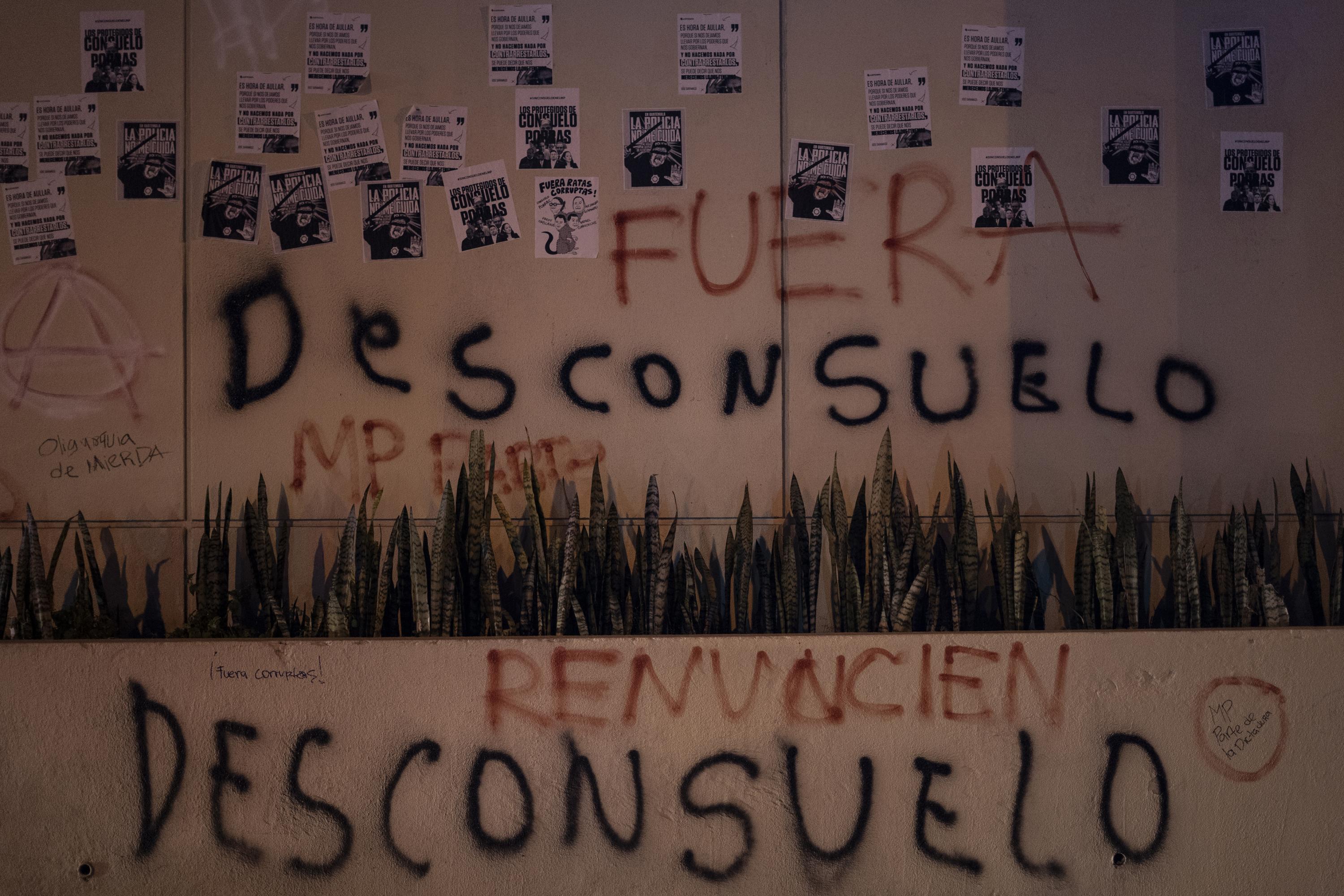 Desde el 12 de julio que inicaron las protestas, los manifestantes saturan de pintas y afiches los muros perimetrales del Ministerio Público. Así quedaron las paredes la noche del sábado 15 de julio. Un día despues fueron restauradas por empleados públicos. Foto de El Faro: Víctor Peña. 