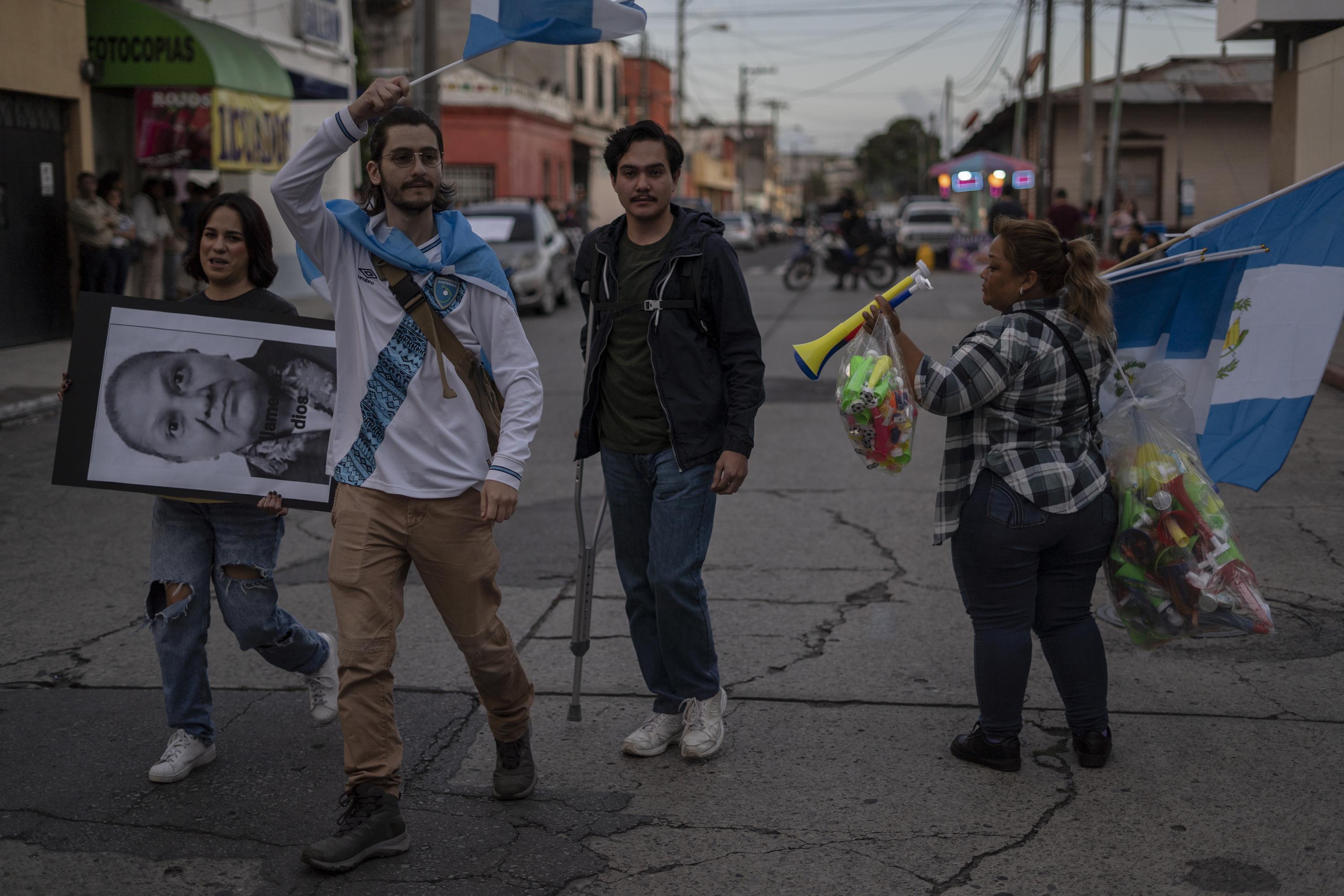 Cada tarde, los guatemaltecos llegan frente al edificio del Ministerio Público para manifestarse contra la fiscal Consuelo Porras y Rafael Curruchiche, jefe de la Fiscalía Especial Contra la Impunidad (FECI), quienes han protagonizado una persecución contra el Movimiento Semilla, después de los inesperados resultados electorales del 25 de junio. Foto de El Faro: Víctor Peña. 