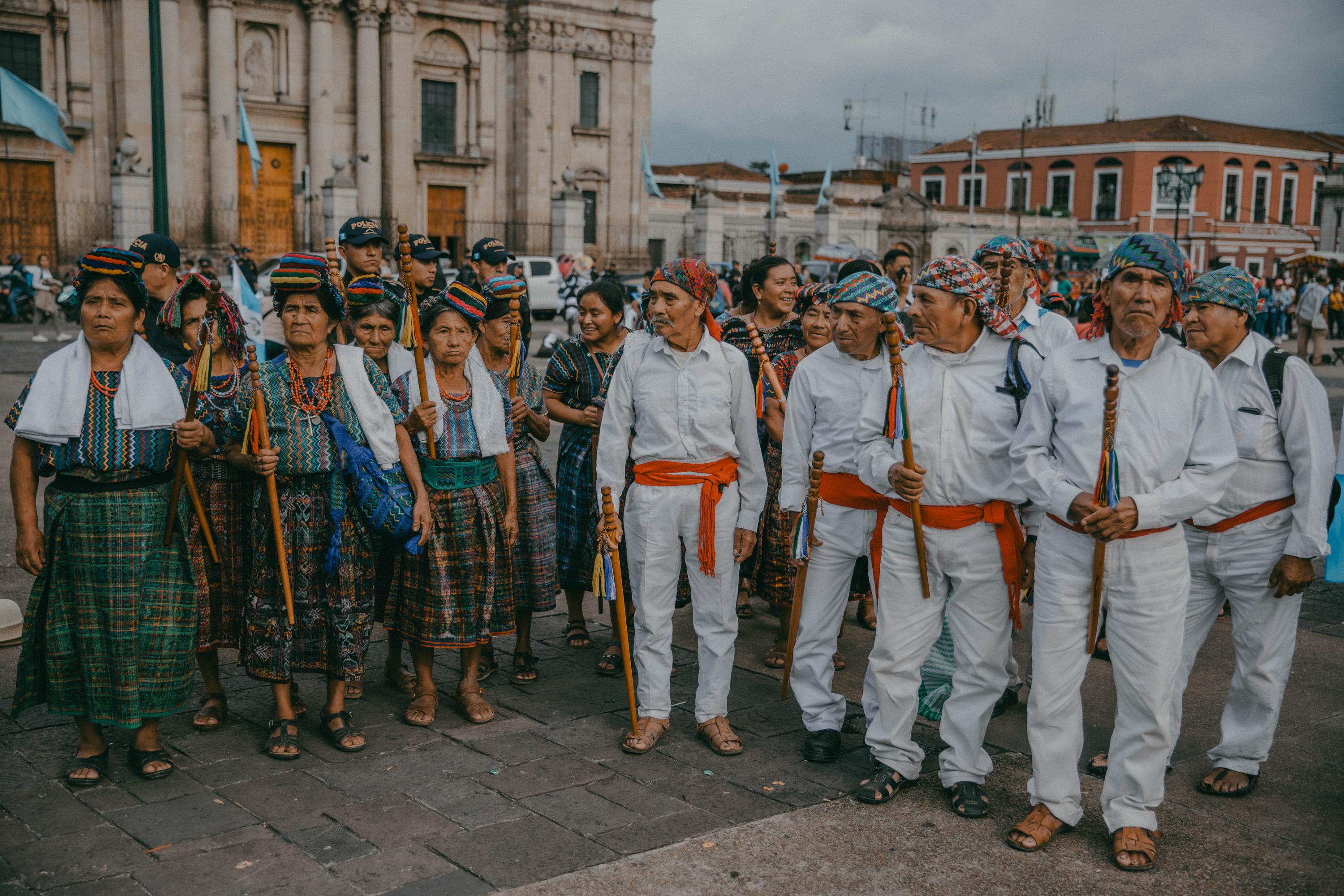 Líderes de la alcaldía indígena Maya Achí de Rabinal, Baja Verapaz, llegaron a la plaza De la Constitución para apoyar a Bernardo Arévalo en su cierre de campaña previo a la segunda vuelta de las elecciones presidenciales. Foto de El Faro: Carlos Barrera