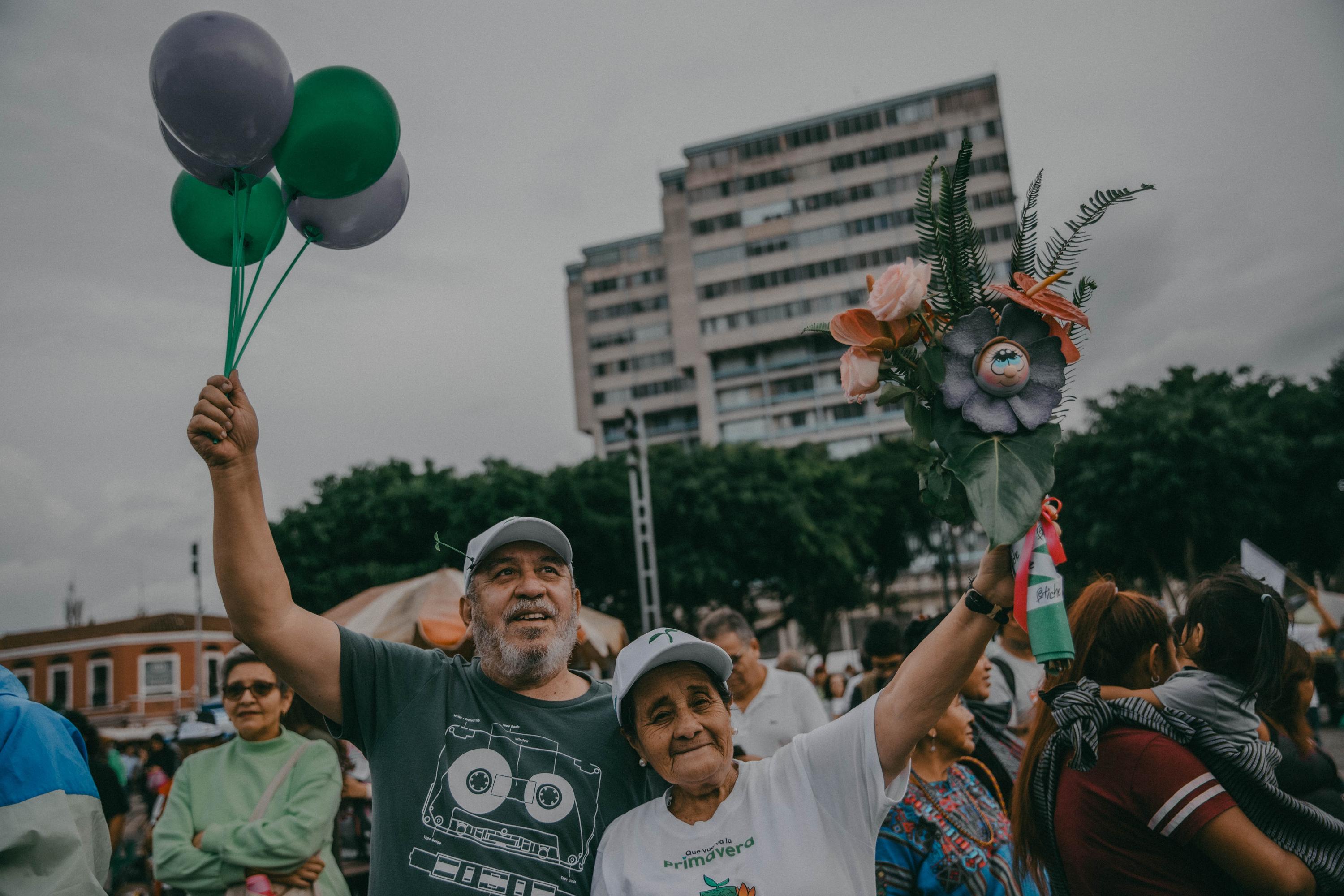 Otto Morales, de 73 años de edad, y su esposa Vilma de Morales, empezaron a apoyar la candidatura de Bernardo Arévalo después de conocer los resultados de la primera vuelta, antes no habían prestado atención al candidato debido a que las encuestas no lo posicionaban en los primeros puestos. 