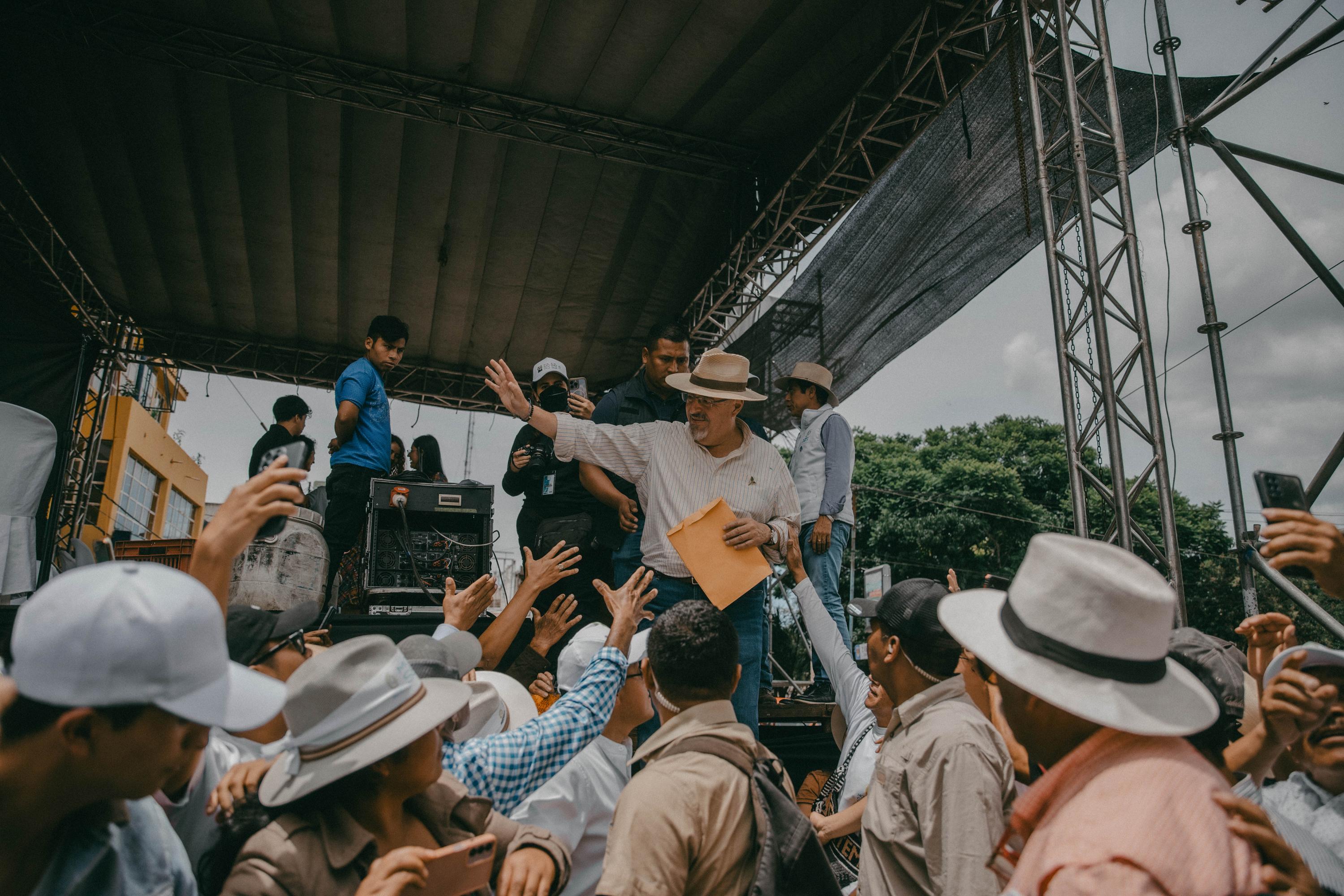 Durante el último fin de semana de campaña antes de la segunda vuelta electoral, el candidato de Semilla recorrió el occidente de Guatemala. En Santa Cruz del Quiché, el 11 de agosto, tras su mitin en una plaza central llena de simpatizantes, decenas de personas lo esperaban al bajar de la tarima para estrechar su mano antes de que Arévalo subiera al vehículo que lo llevaría al departamento de Huehuetenango.