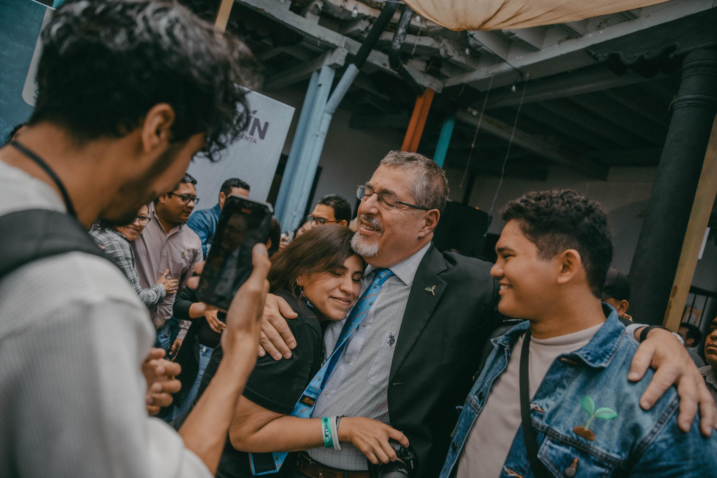 Buena parte del equipo de campaña de Bernardo Arévalo está formado por jóvenes profesionales, algunos de ellos recién graduados. En contraste con la pensión política que ha rodeado la campaña guatemalteca, entre actividad y actividad era habitual ver al candidato conversar con ellos y bromear. Algunos de ellos se incorporaron como voluntarios para trabajar en la primera vuelta de las elecciones presidenciales del 2023, antes de que el comando de campaña se ampliase para la segunda vuelta.