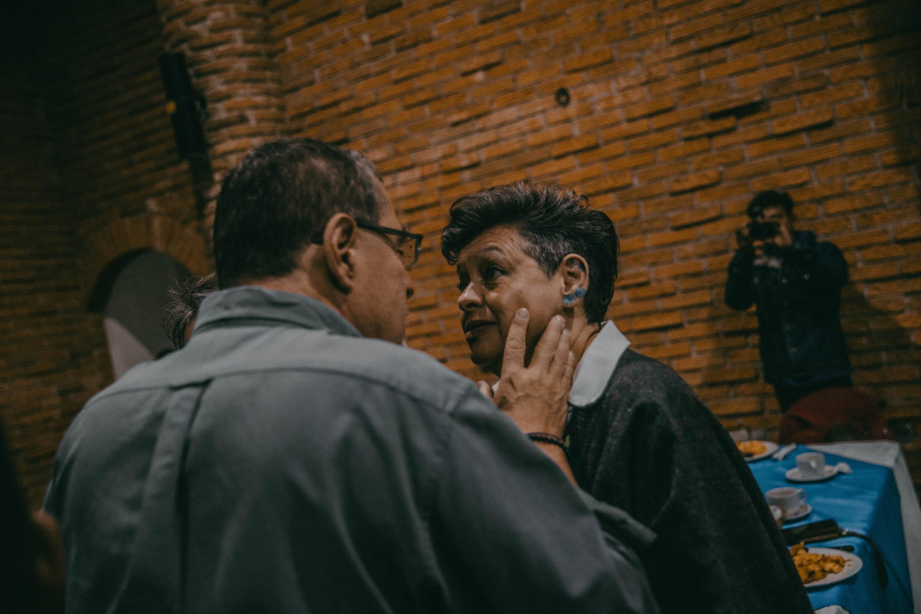 Bernardo Arévalo hace una caricia a su esposa, la doctora Lucrecia Peinado, antes de una conferencia de prensa con medios comunitarios en Huehuetenango. Peinado, de 62 años, es médica especializada en gestión de salud. Ambos se casaron en 2011 y tienen cuatro hijos juntos. El candidato tiene otras dos hijas de uno de sus dos matrimonios anteriores.