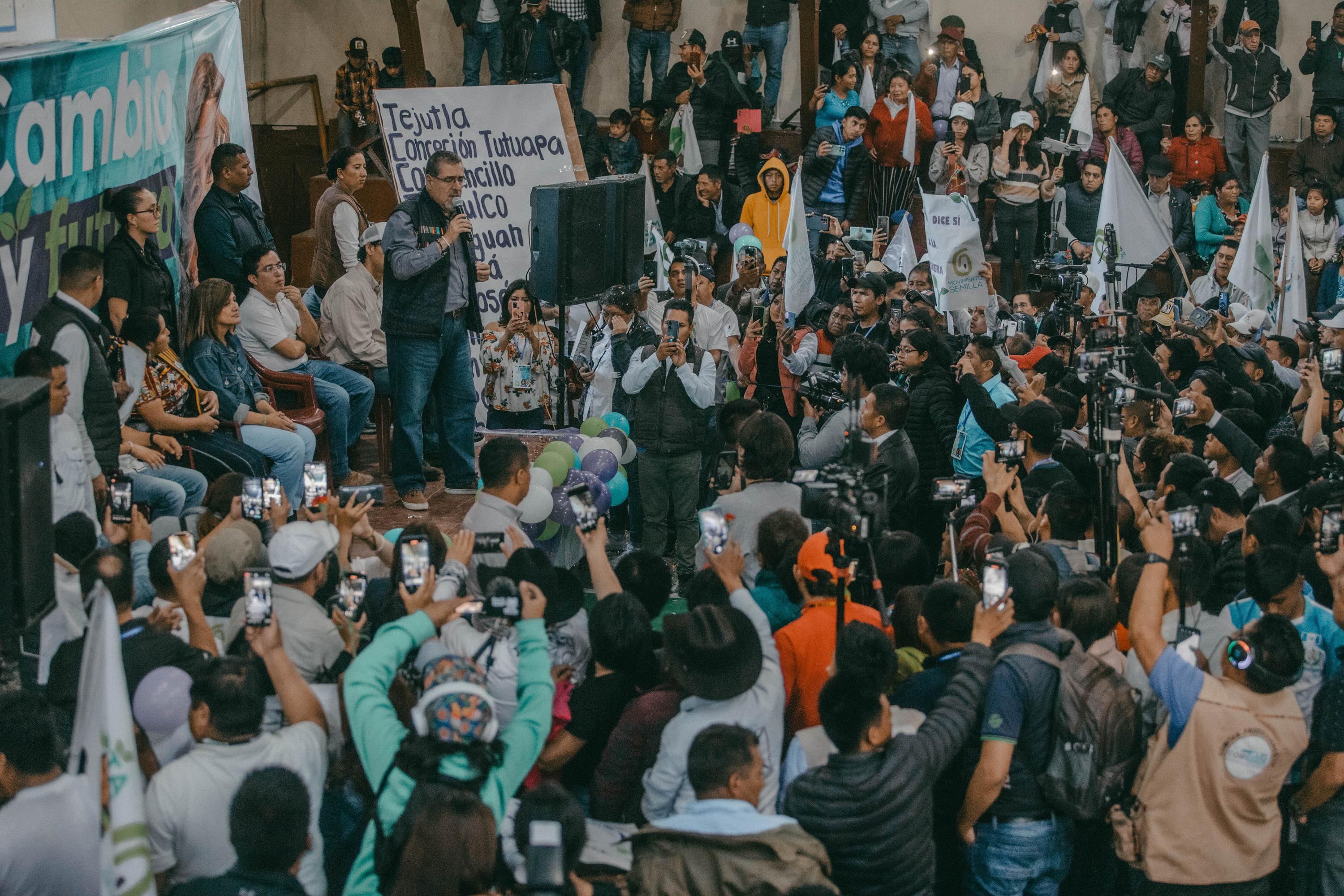 La tarde del 12 de agosto, Bernardo Arévalo ofreció un mitin ante alrededor de 400 personas en el gimnasio municipal de Tejutla, en el departamento de San Marcos. Muchos de los asistentes aplaudieron el hecho de que Arévalo llegara al lugar en carro y no en helicóptero, como hacen históricamente los candidatos que visitan las zonas más rurales y montañosas del país.