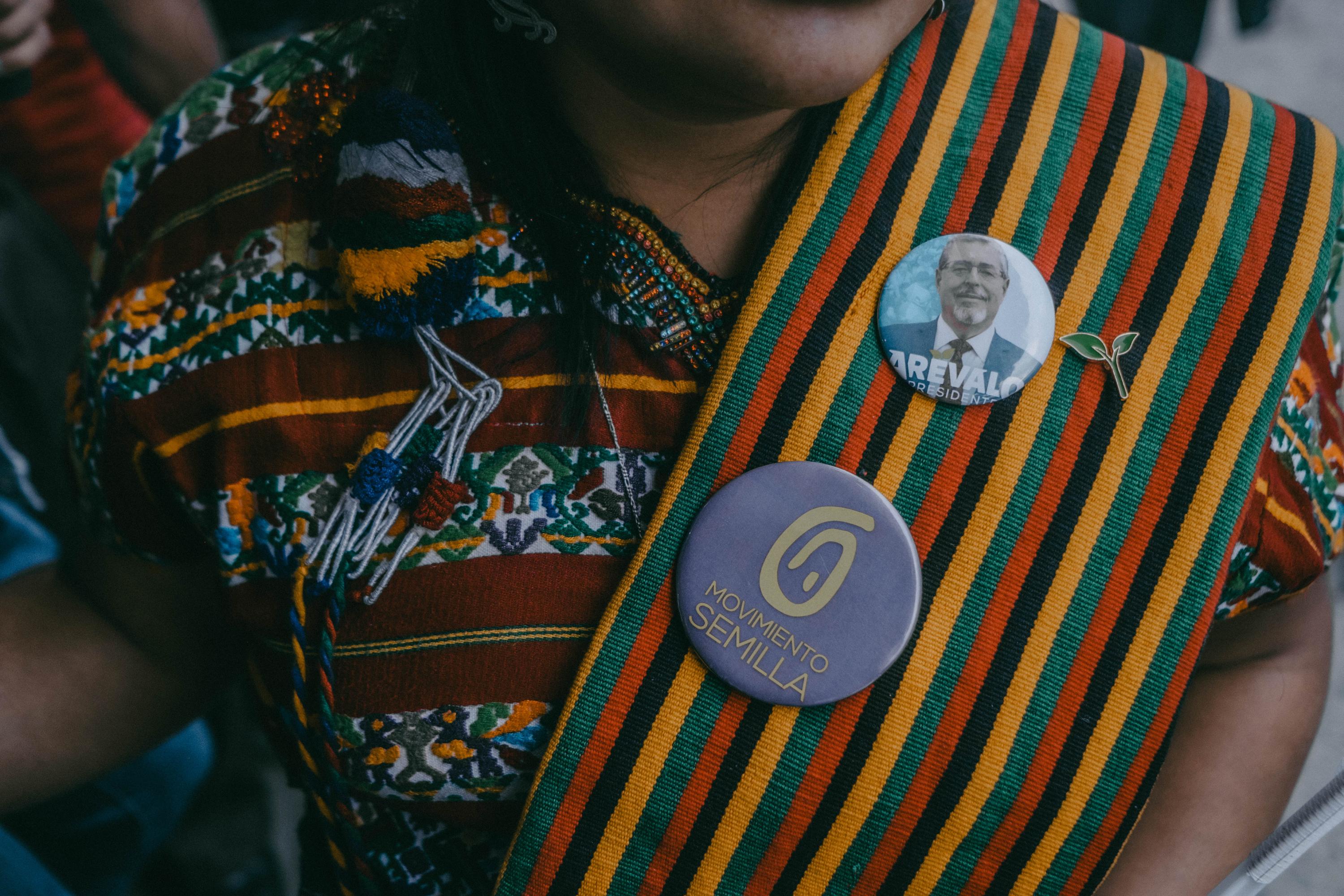 Parte de la campaña de Semilla descansó en su defensa de los derechos “los cuatro pueblos” (maya, xinka, garífuna y ladino) que habitan Guatemala y la necesidad de combatir el racismo y la exclusión. La cuestionada expulsión de la carrera presidencial de la candidata del Movimiento de la Liberación de los Pueblos (MLP), Thelma Cabrera, por parte del TSE, hizo que gran parte del voto indígena organizado apoyara a Arévalo.