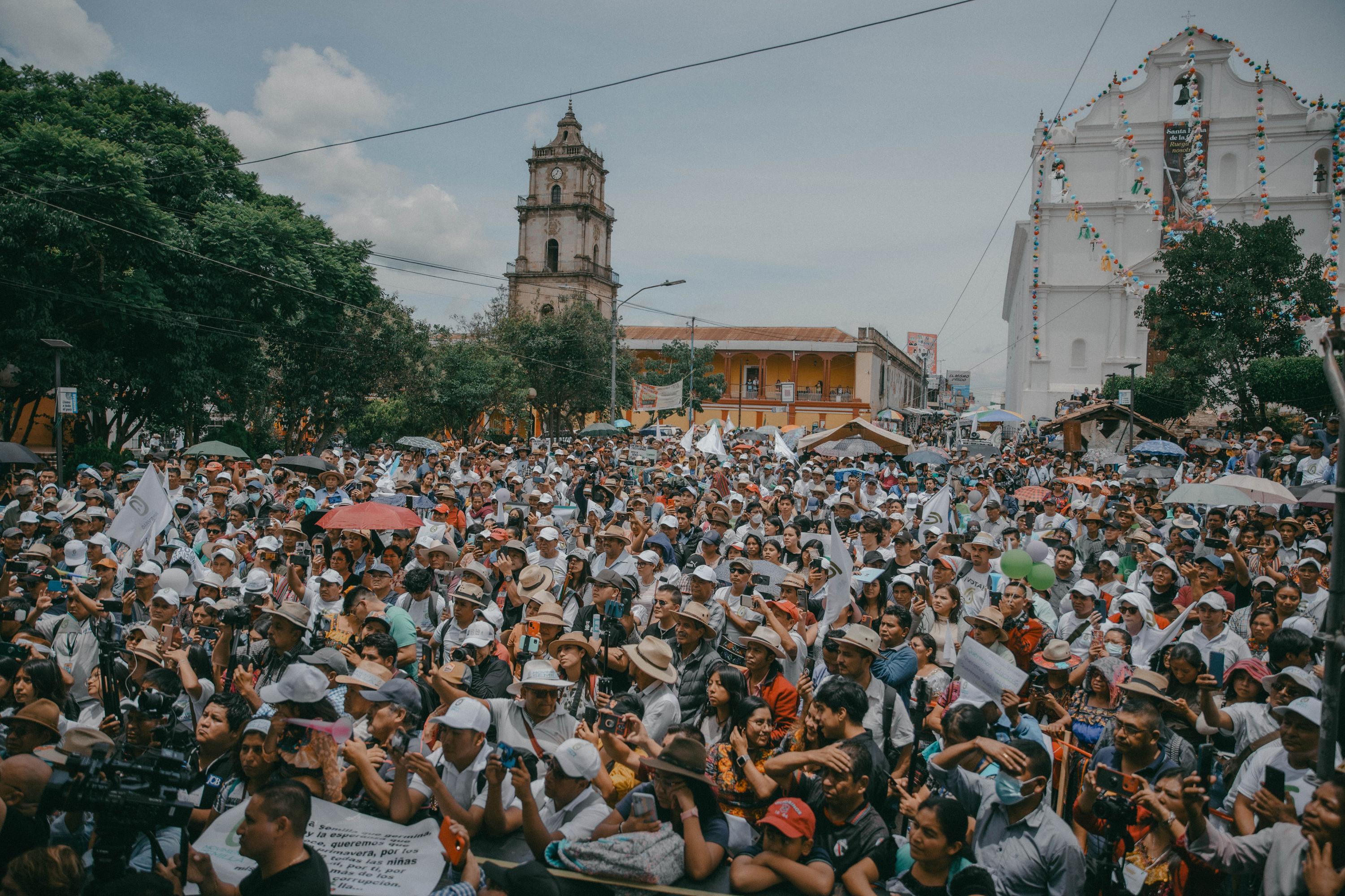 Santa Cruz del Quiché fue el primer municipio de la gira de Semilla en el occidente de Guatemala el fin de semana previo a la segunda votación. Pese a la capacidad de convocatoria que el partido de Arévalo demostró durante su mitin allí, Sandra Torres, candidata de la Unidad Nacional de la Esperanza (UNE), se impuso este domingo 20 en el departamento con un 54.7 % de los votos.