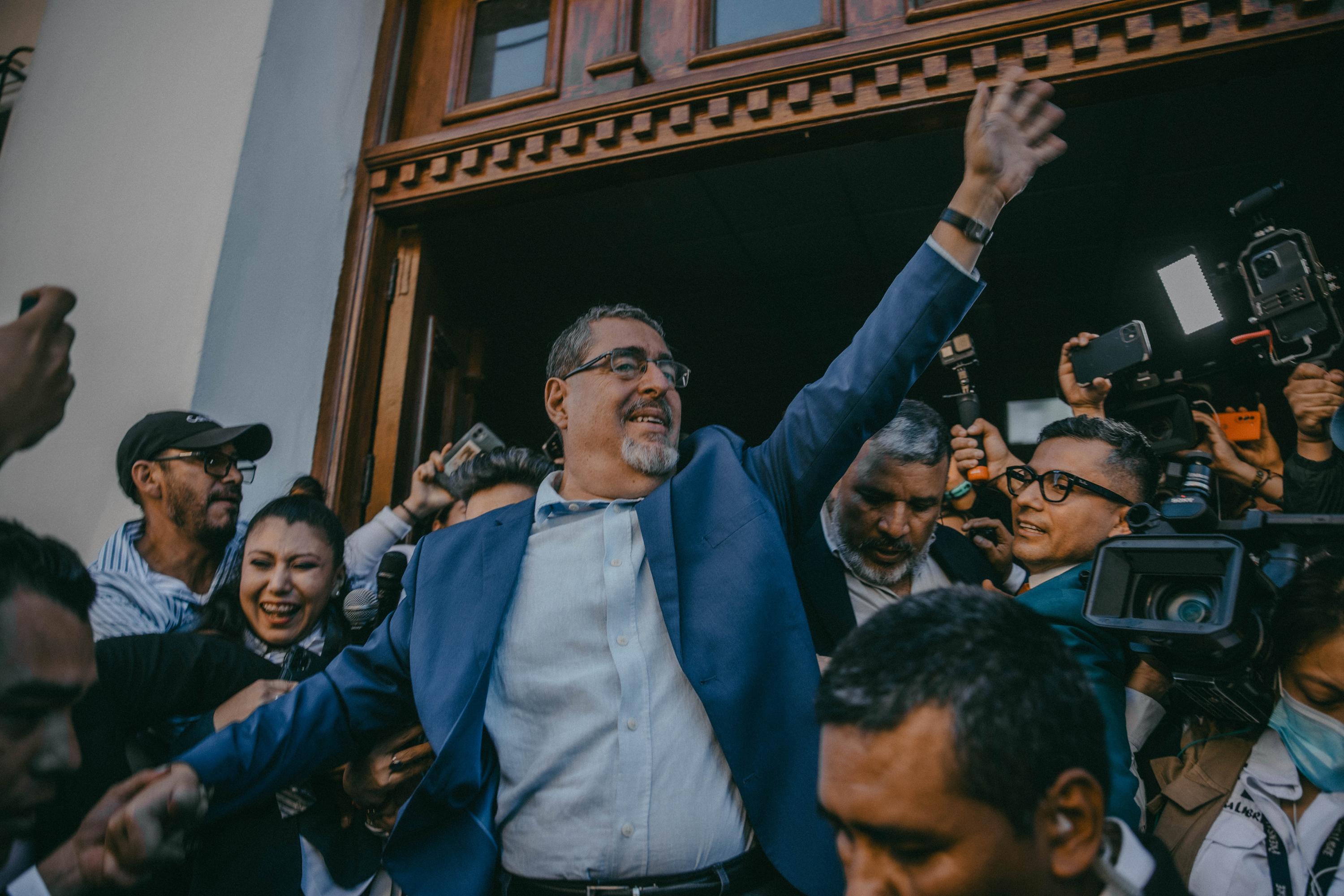 Arévalo se mostró triunfal y dio declaraciones a los medios después de votar en el colegio evangélico La Patria, en la Zona 2 de la capital, donde él y su familia residen desde hace años. Su adversaria, Sandra Torres, llamó la atención por entrar y salir de su centro de votación en silencio y negarse a responder la pregunta de si reconocería el resultado en caso de ser derrotada.