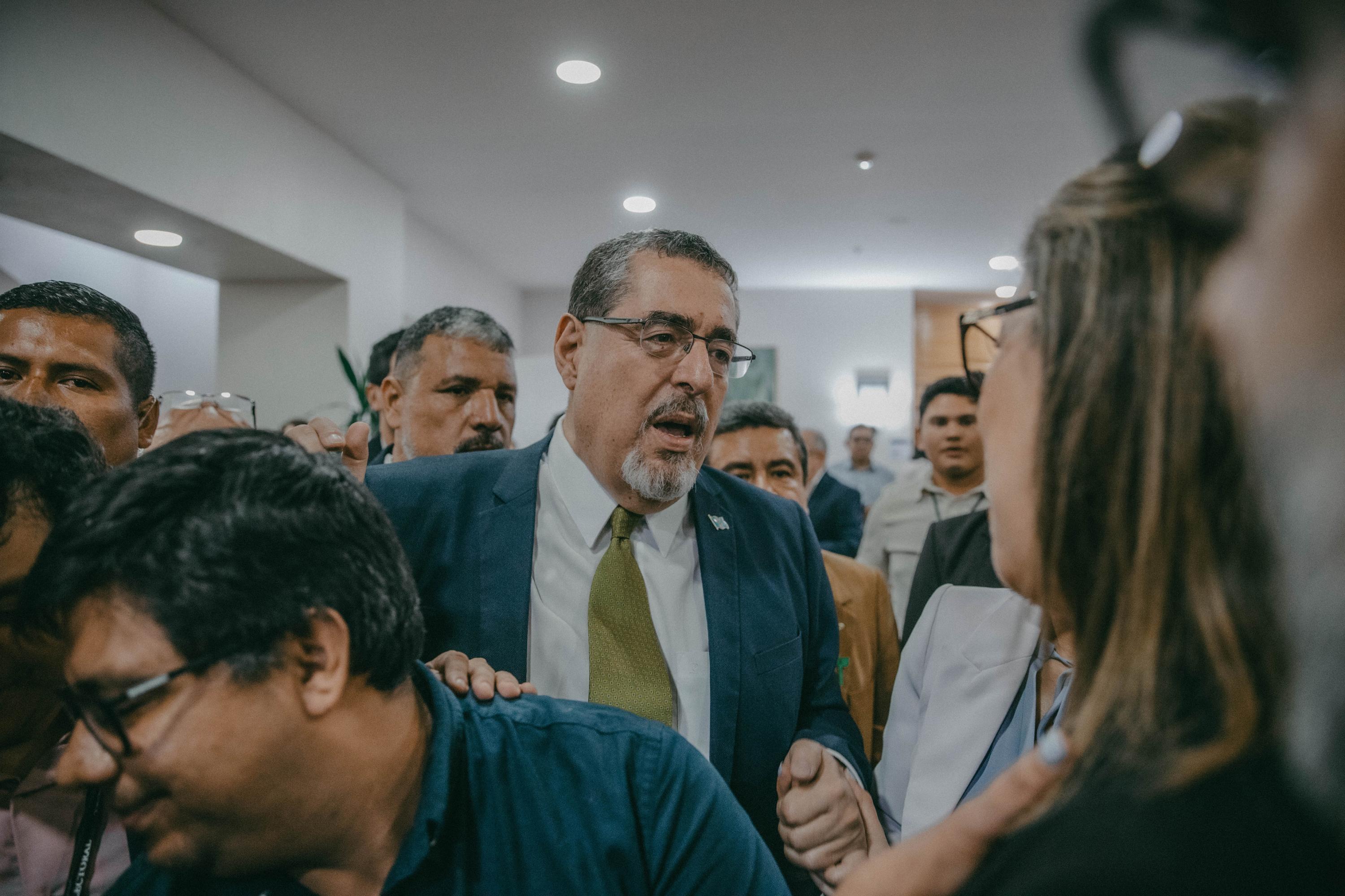 A las 8:30 de la noche del domingo 20, Bernardo Arévalo ya había sido proclamado “virtual ganador” por parte del Tribunal Supremo Electoral. A su alrededor, en una habitación privada del hotel Las Américas de la capital, su equipo de campaña gritaba entre saltos “sí se pudo, sí se pudo”.