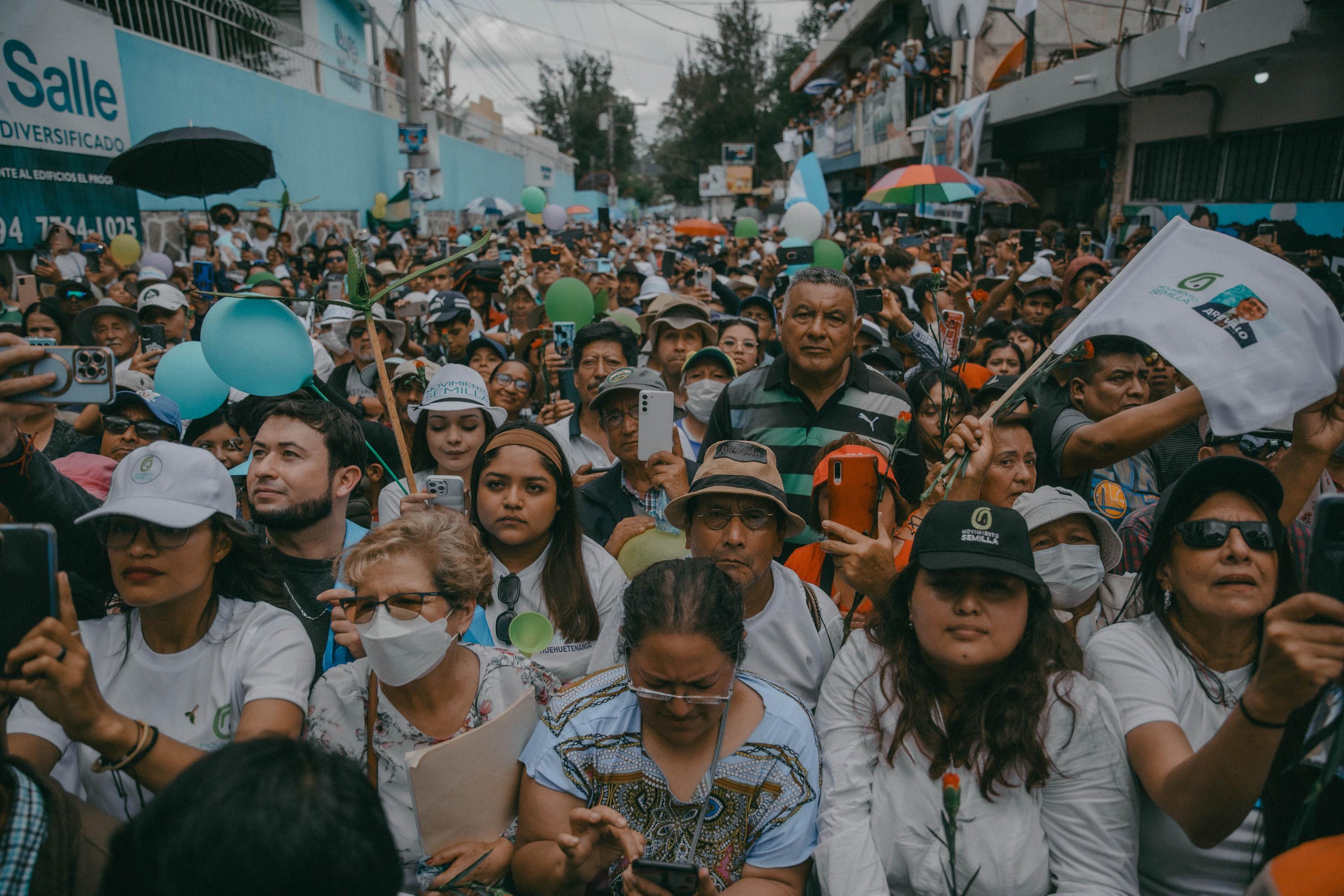 Durante la campaña electoral tras su pase al balotaje, Bernardo Arévalo asistió a un mitin en la avenida de La Selle en la zona 1 de Huehuetenango, a 216 kilómetros de la capital.  Los líderes locales aseguran que ahí iniciaron las protestas que en 2015 ayudaron a tumbar al Gobierno del Partido Patriota. Foto de El Faro: Carlos Barrera