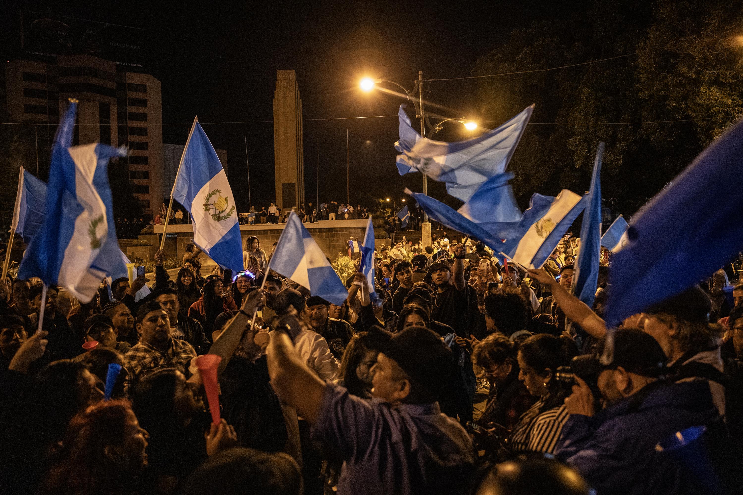 Hundreds gathered in Zone 14 in Guatemala City to celebrate the Semilla victory on Sunday, August 20, 2023. Some party legislators celebrated in the throngs. Photo Carlos Barrera