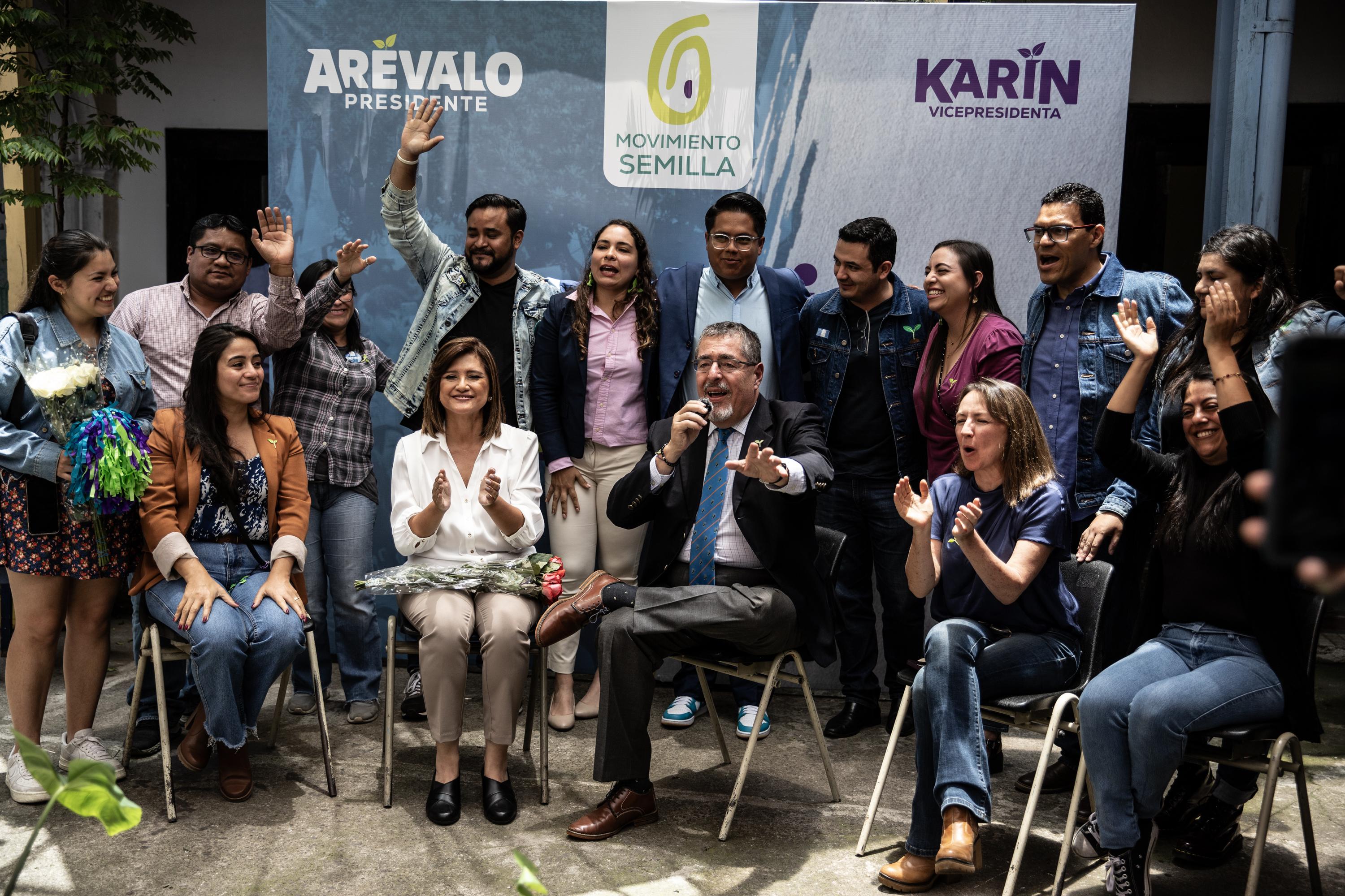 Diputados electos del movimiento Semilla, junto al presidente electo, Bernardo Arévalo, y la vicepresidenta, Karin Herrera, durante el cierre de actividades del Movimiento Semilla el 18 de agosto del 2023 previo a las elecciones presidenciales. Elena Motta (primera a la izquierda) será la diputada más joven del Congreso en la historia del país. Foto de El Faro: Carlos Barrera