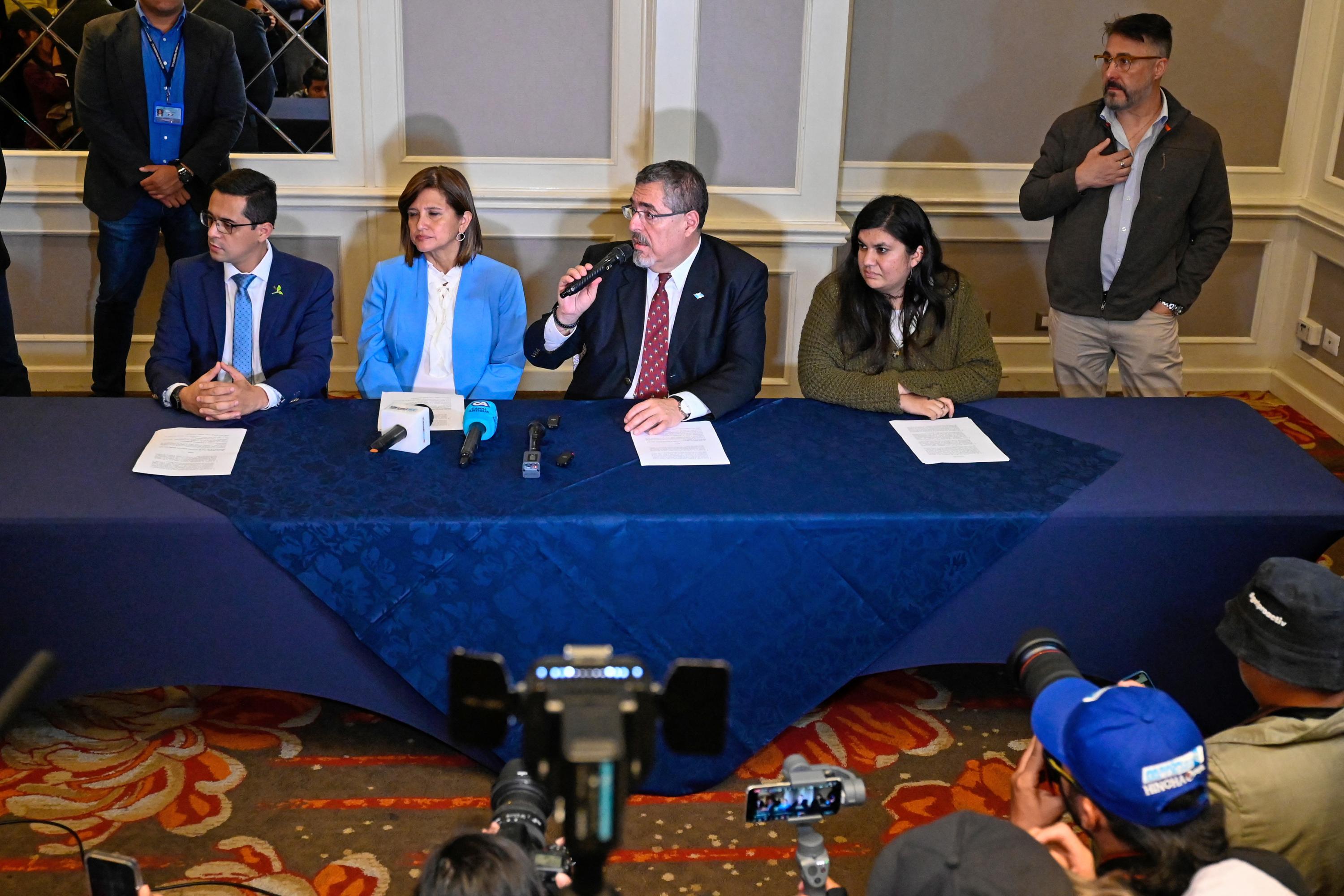 Guatemalan President-Elect Bernardo Arévalo (center) and Vice President-Elect Karin Herrera (left) held a press conference in Guatemala City on August 28, 2023, hours after the Citizen Registrar of the Supreme Electoral Tribunal provisionally suspended the legal status of the Semilla party. Photo Johan Ordónez/AFP