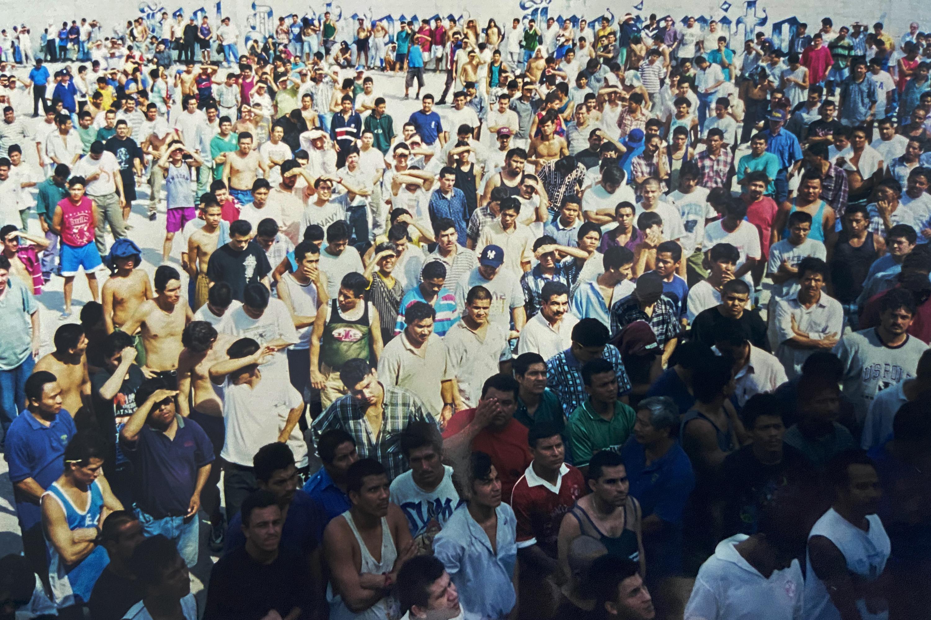 De forma periódica, La Raza ordenaba a toda la población penitenciaria que se reuniera en la cancha para escuchar las disposiciones tomadas por Bruno y sus lugartenientes. Esta fotografía fue tomada durante una de esas reuniones a finales de los 90.