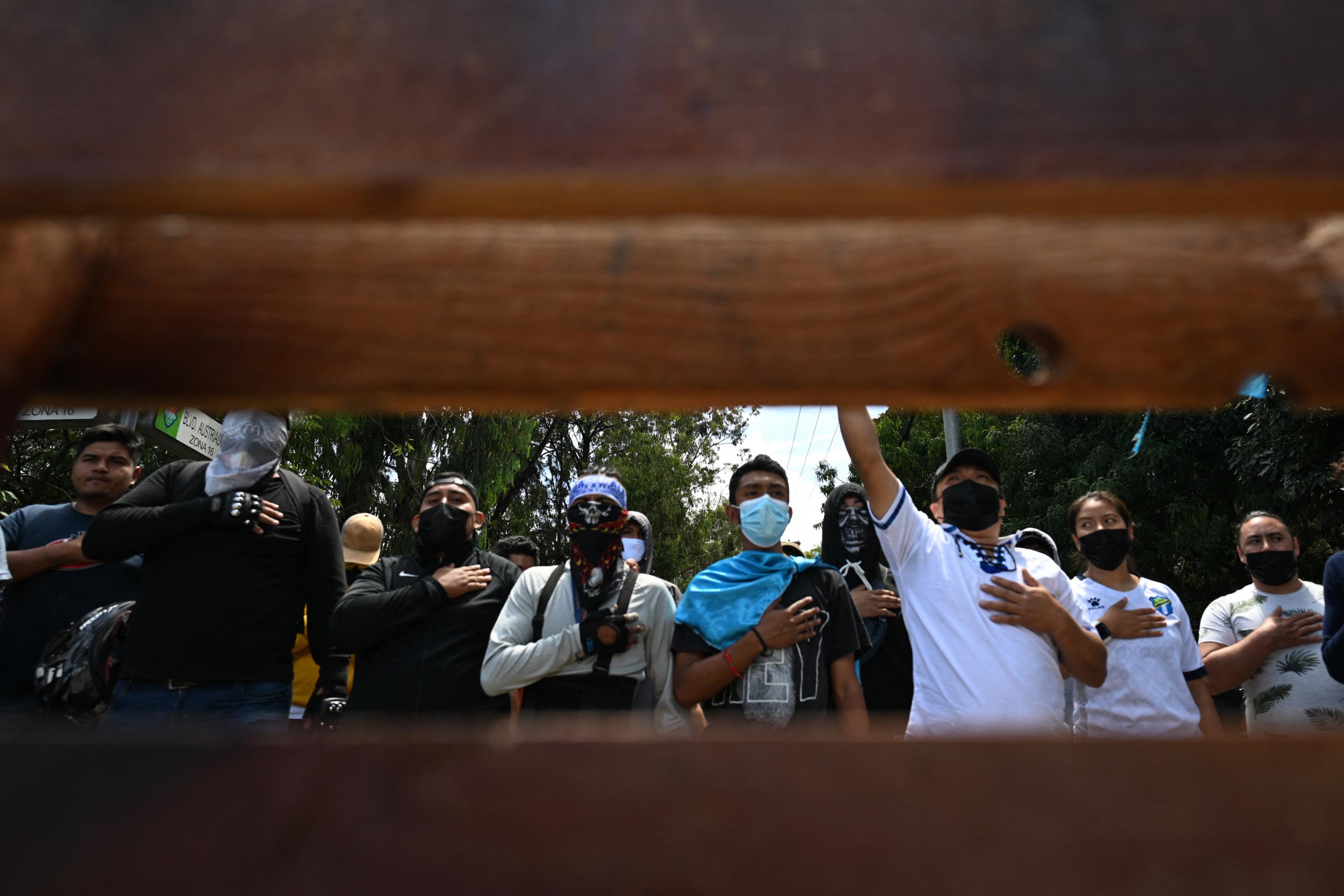 Ciudadanos guatemaltecos bloquean una carretera durante una protesta donde exigen la renuncia de la fiscal general, Consuelo Porras y del fiscal Rafael Curruchiche, en la Ciudad de Guatemala, el 9 de octubre de 2023. La Fiscal General de Guatemala exigió a las fuerzas de seguridad que retiren los múltiples bloqueos de carreteras en varios puntos de la capital y en algunas zomas del interior del país. Foto de El Faro: Johan Ordóñez/AFP