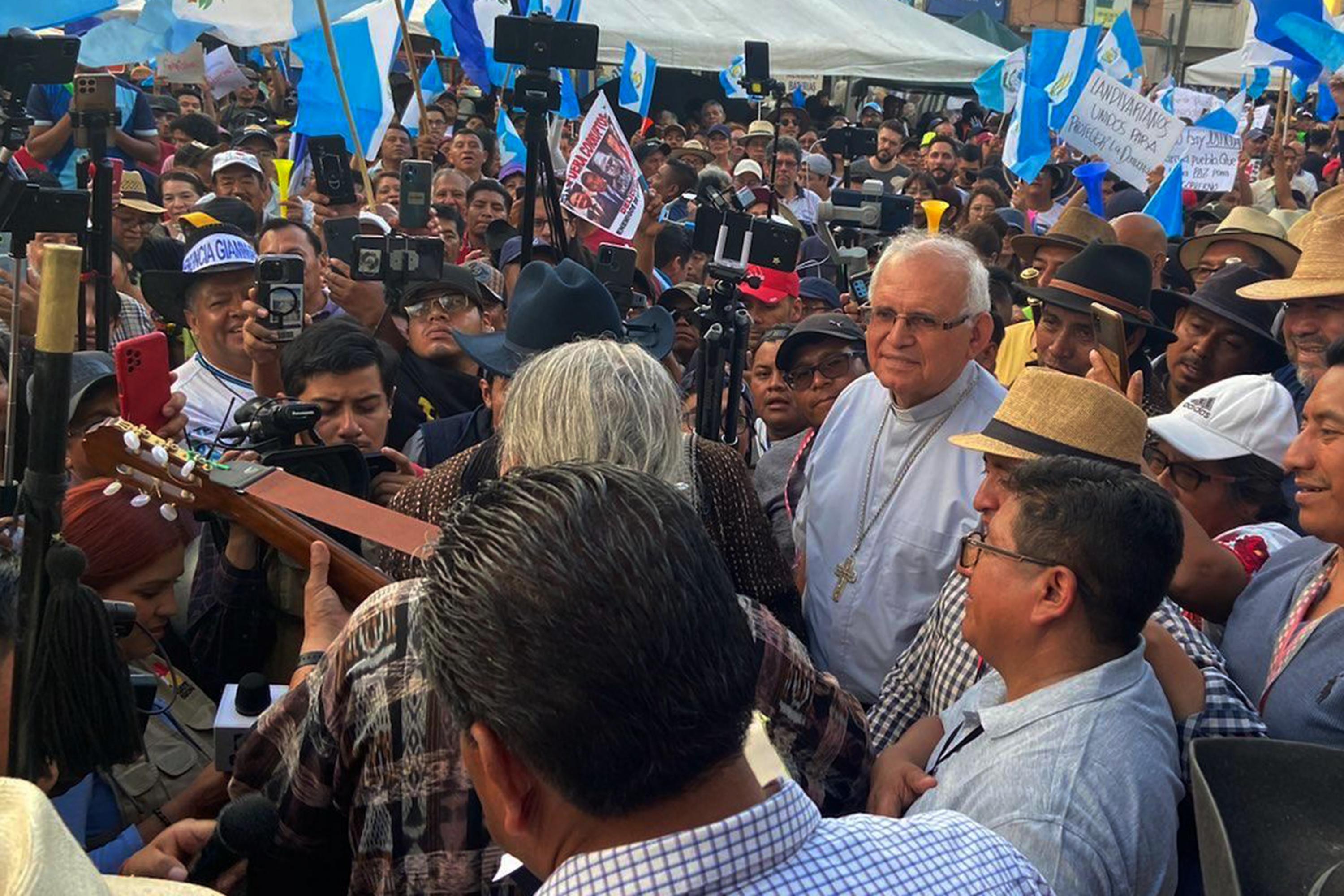 El cardenal Álvaro Ramazzini (centroderecha) tras dirigirse a cientos de manifestantes frente a la sede del MP el viernes 6 de octubre, en el quinto día de un paro nacional que exige la renuncia de la fiscal general Consuelo Porras. Foto de El Faro: Roman Gressier