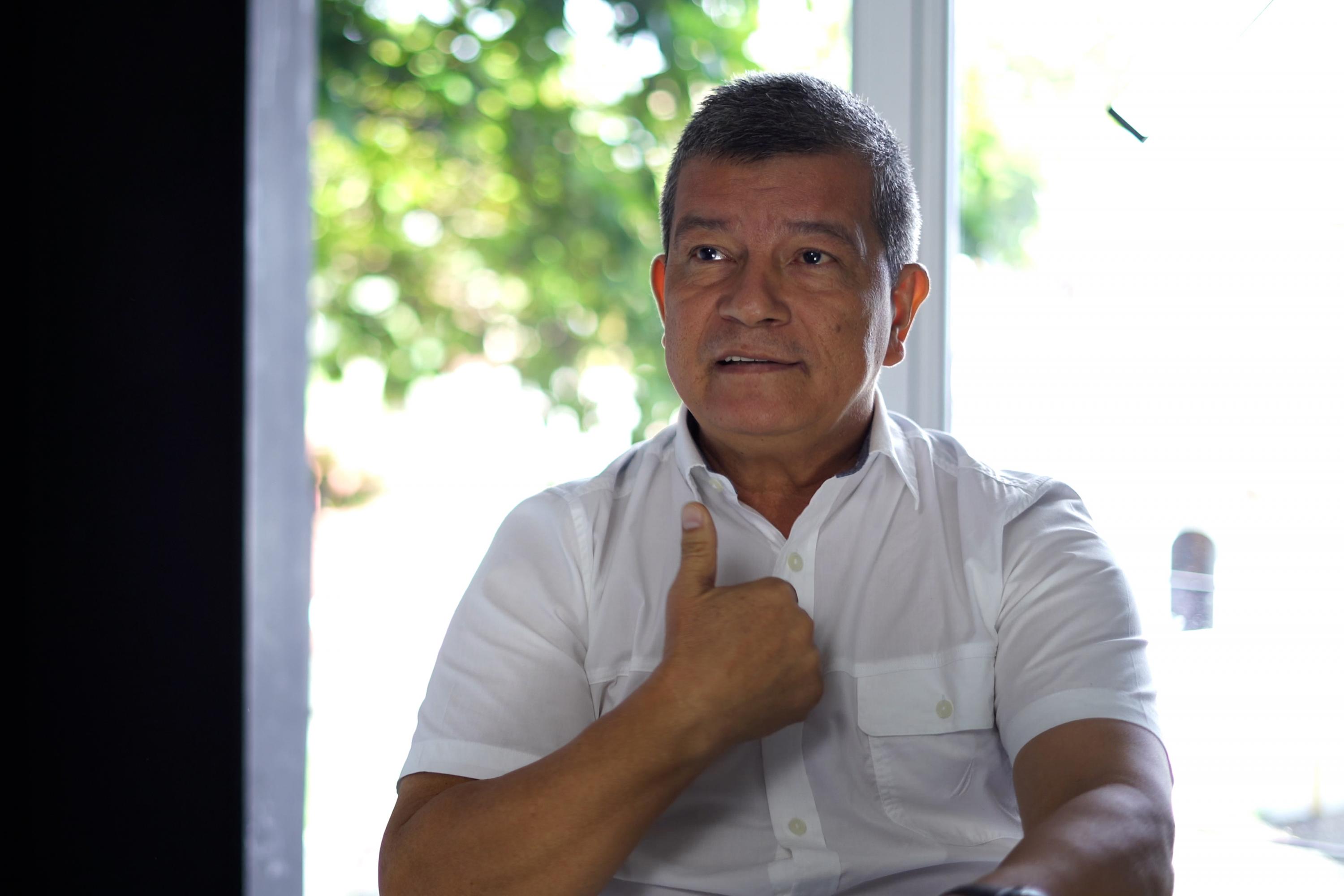 Manuel Flores, candidato presidencial por el FMLN, durante entrevista con El Faro. San Salvador, 10 de octubre de 2023. Foto de El Faro: Víctor Peña. 