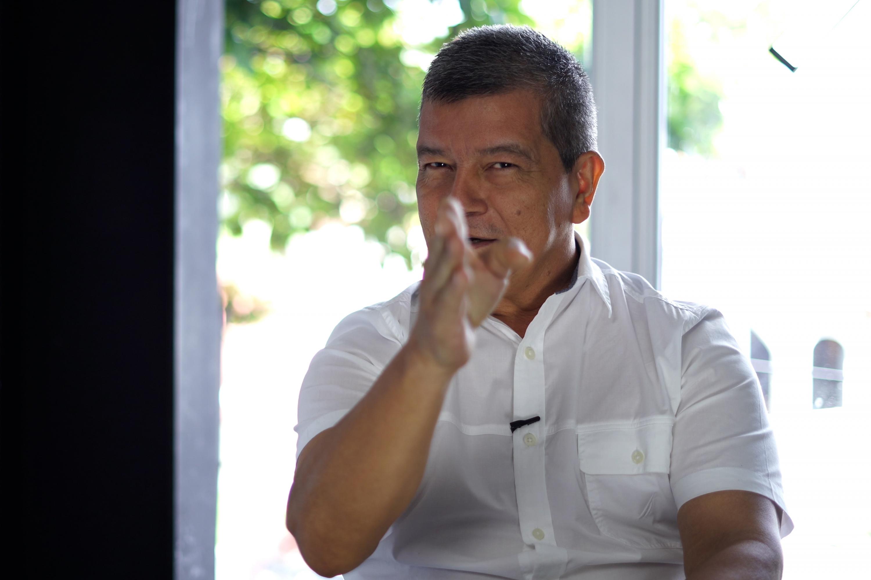 Manuel Flores, candidato presidencial por el FMLN, durante entrevista con El Faro. San Salvador, 10 de octubre de 2023. Foto de El Faro: Víctor Peña. 