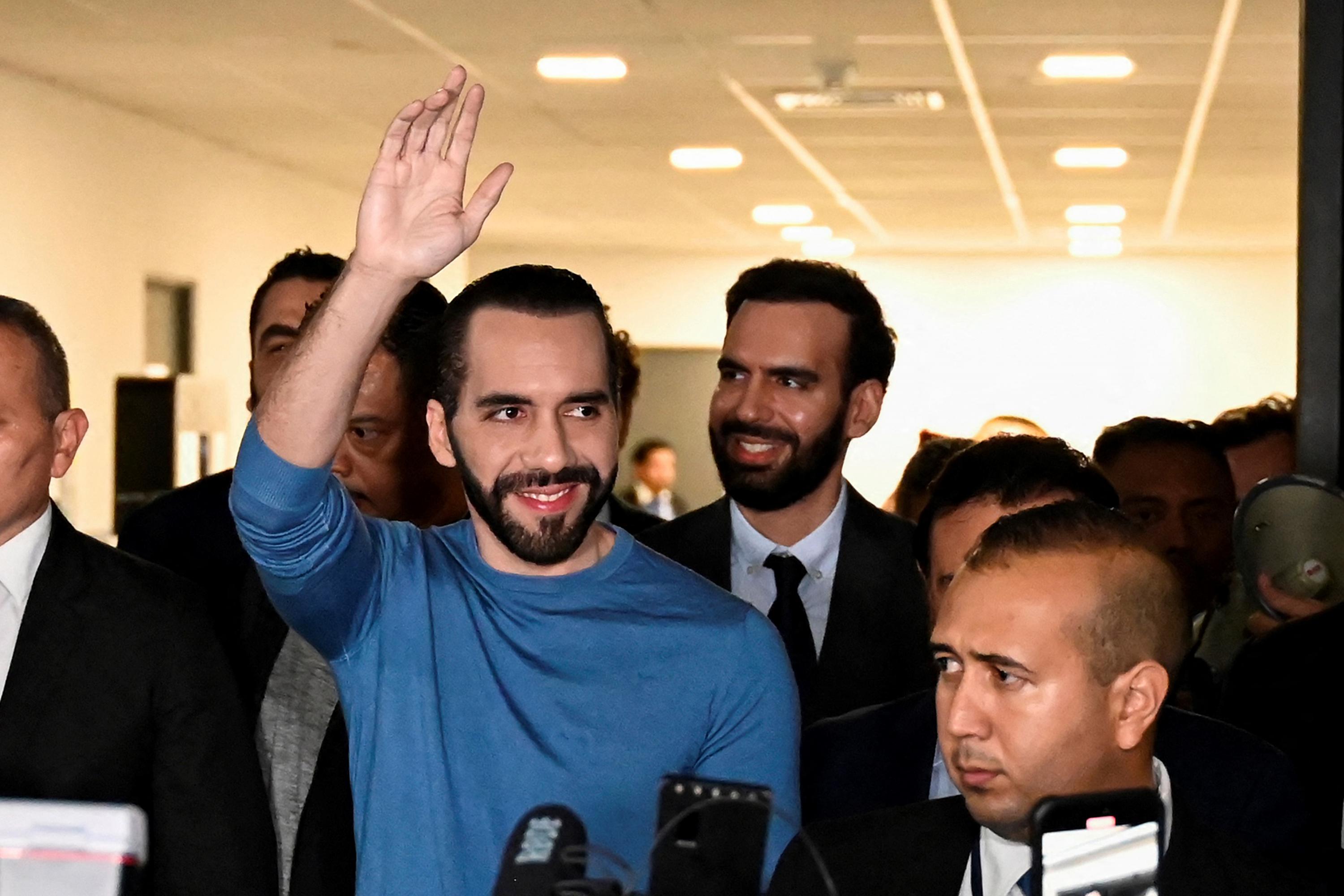 El presidente de El Salvador, Nayib Bukele, al momento de llegar a la sede del Tribunal Supremo Electoral para registrarse como candidato presidencial para las próximas elecciones de febrero de 2024.Atrás de él, su hermano Karim Bukele. Bukele se inscribió para participar en las elecciones en las que sería reelecto a pesar de que la Constitución lo prohíbe expresamente en varios artículos. San Salvador, 26 de octubre de 2023. Foto de El Faro: Marvin Recinos/ AFP.