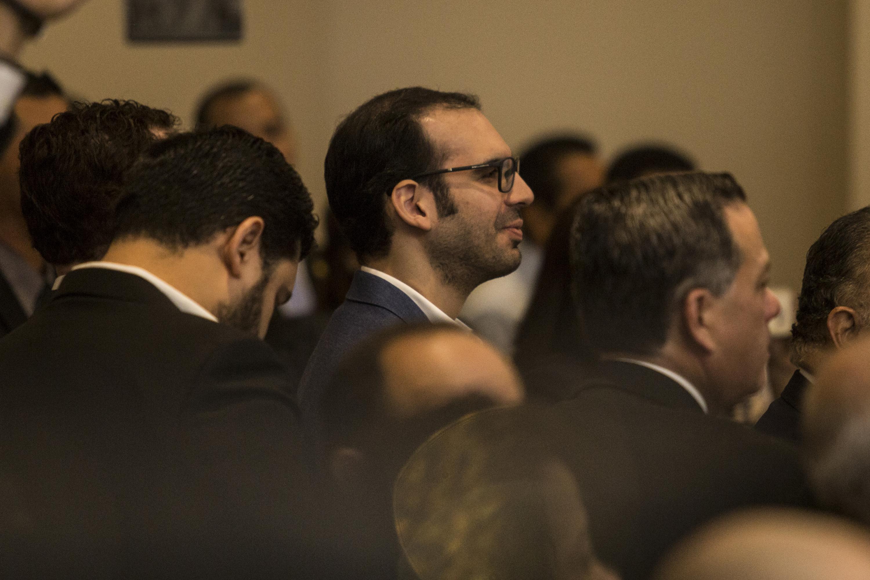 Karim Bukele, hermano de Nayib Bukele, el 15 de febrero de 2019, en el hotel Crowne Plaza, sede temporal  del Tribunal Supremo Electoral, durante la entrega de credenciales a Nayib Bukele, quien dos semanas antes ganó las elecciones presidenciales. Foto de El Faro: Víctor Peña. 