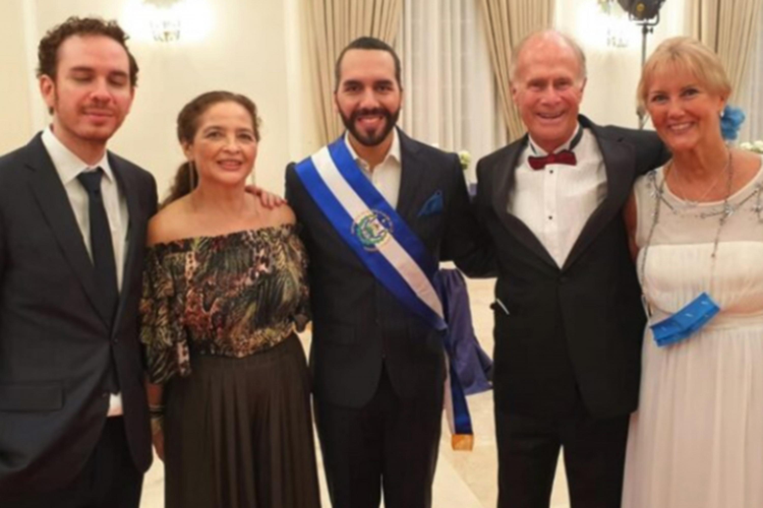 De izquierda a derecha, Yusef Bukele, Olga Ortez, Nayib Bukele, David Rivard y Nancy Rivard en una ceremonia en Casa Presidencial.