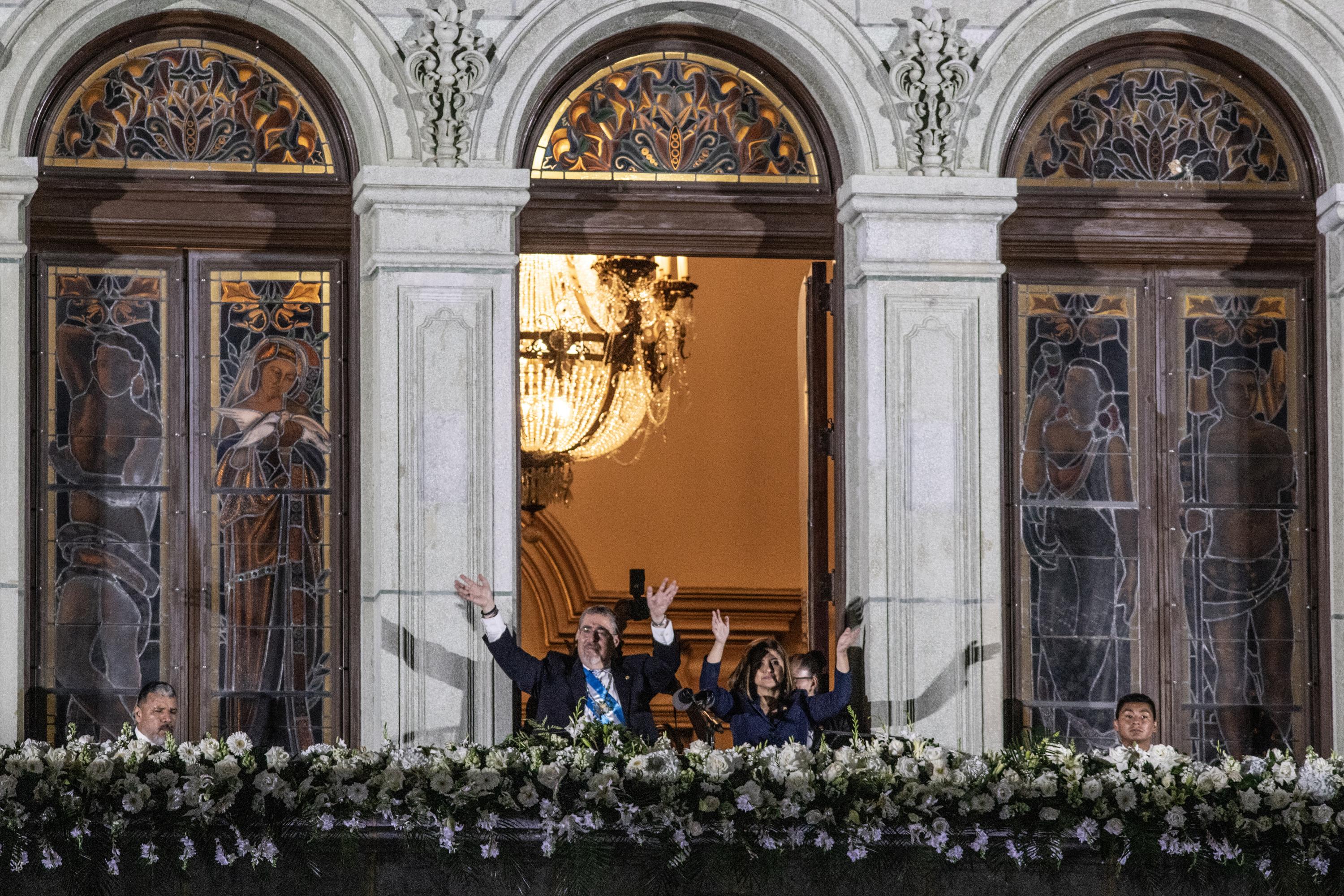 Alrededor de las 3 de la madrugada del 15 de enero, Bernardo Arévalo y la vicepresidenta Karin Herrera acudieron a la Plaza de la Constitución de ciudad de Guatemala para dirigirse a la multitud desde el Palacio Nacional. Miles de personas de todos los rincones de Guatemala esperaron todo el domingo para escucharle. Foto de El Faro: Carlos Barrera