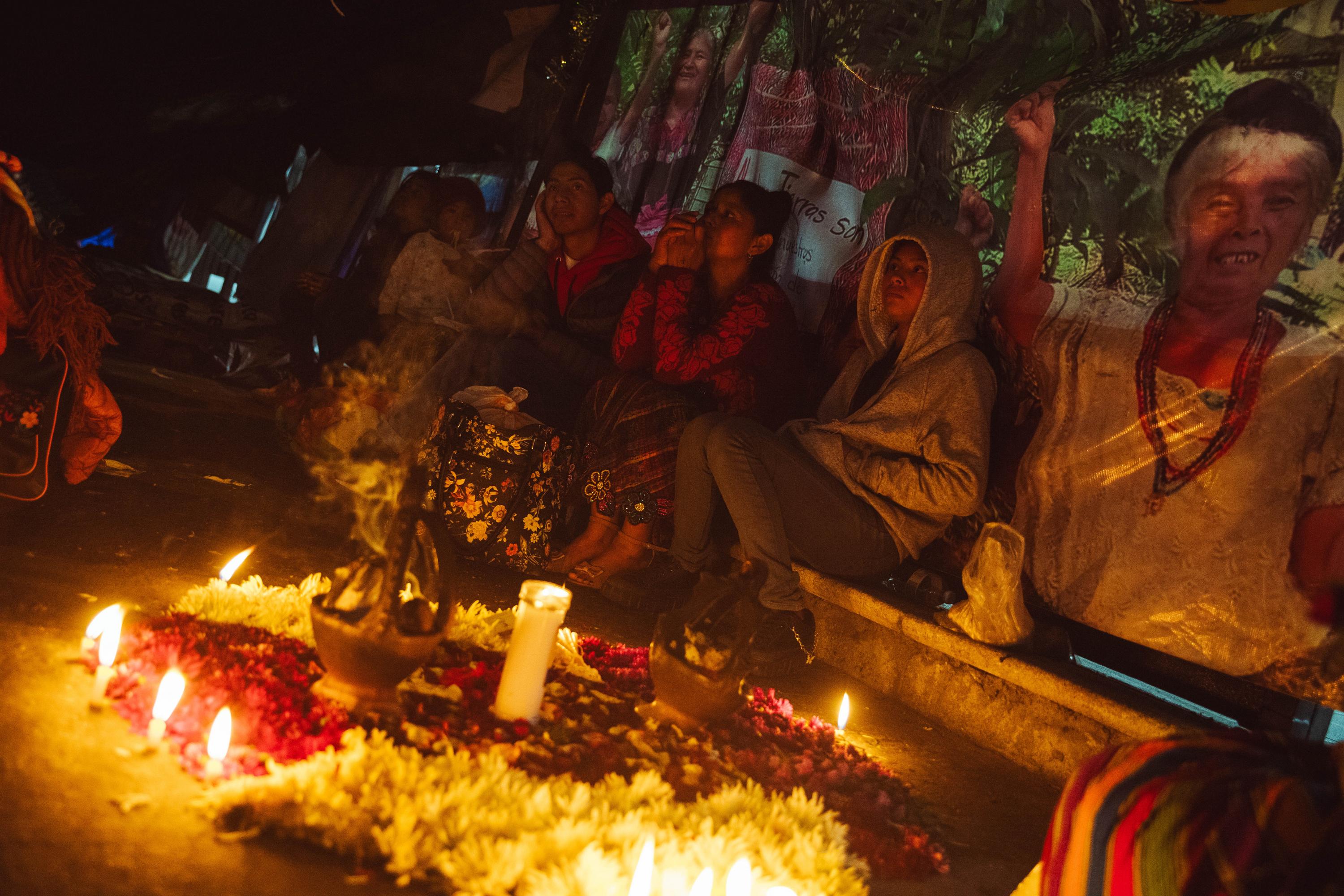 Durante más de cien días, familias completas convocadas por los 40 Cantones y la alcaldía de San Cristóbal en Totonicapán, el pueblo ixil de Nebaj, o el Parlamento Xinka, protestaron frente al Ministerio Público en defensa de la democracia guatemalteca. Foto de El Faro: Carlos Barrera